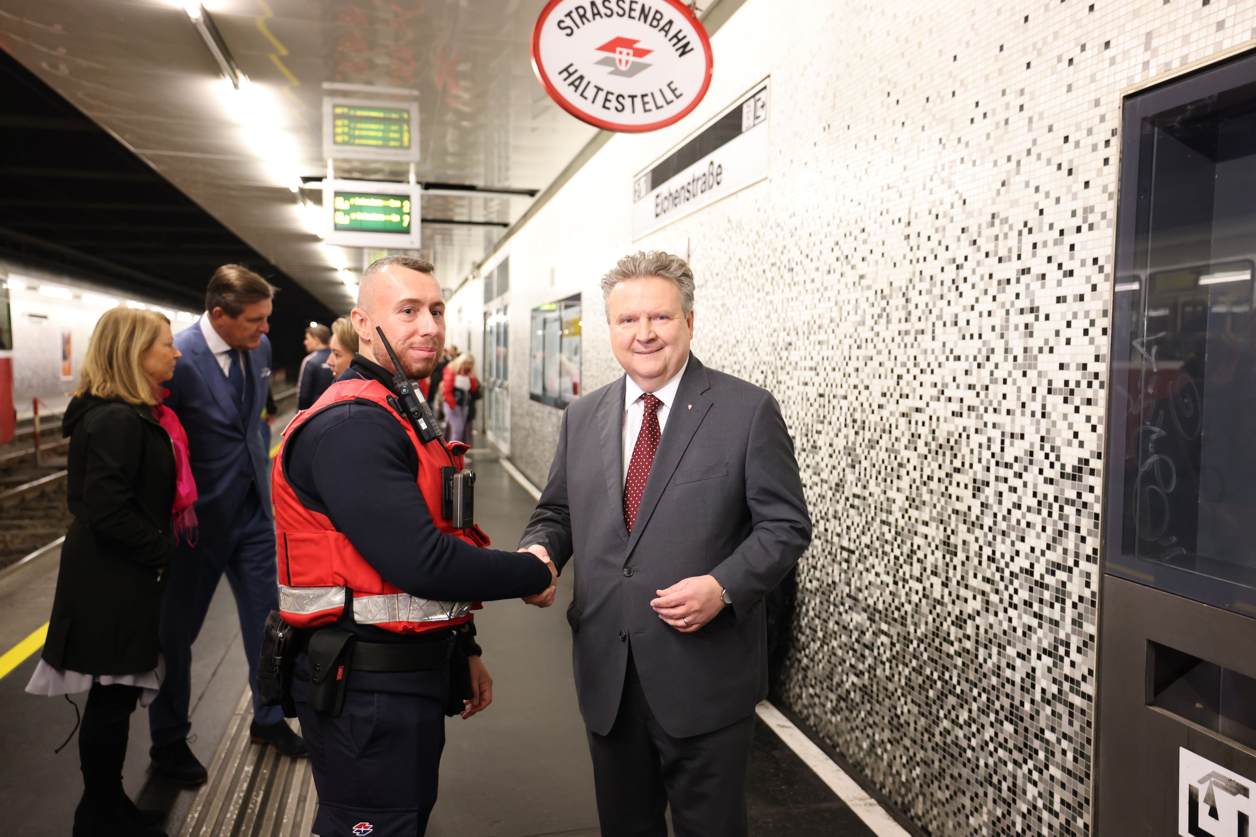 Der Preis für die Wiener Öffi-Jahreskarte bleibt laut Michael Ludwig (r.) fix.