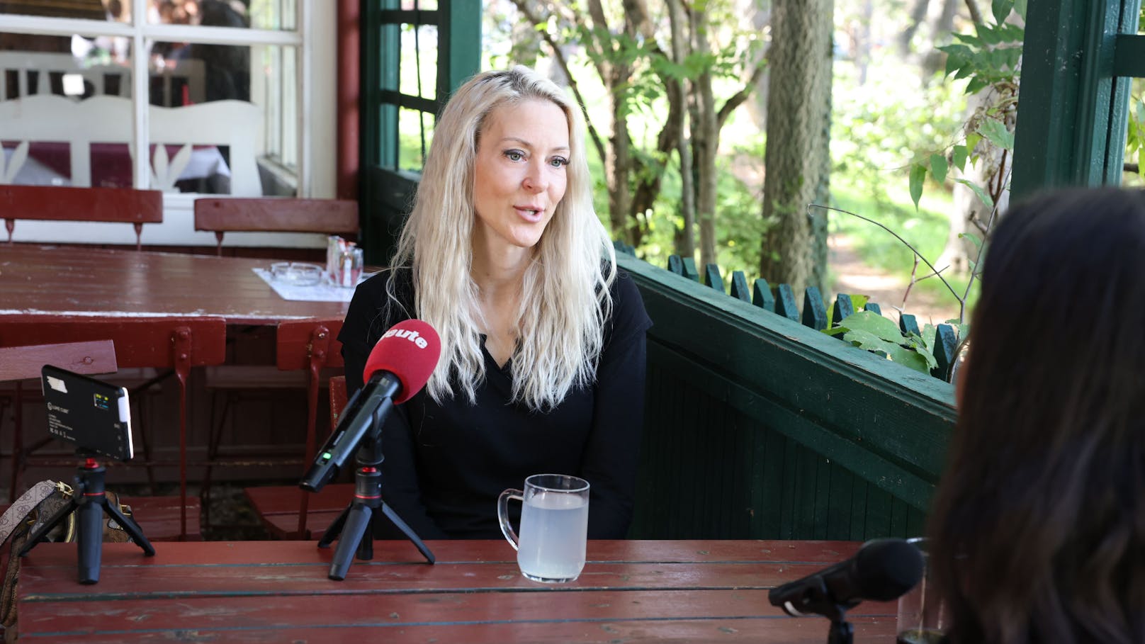 Simone Lugner traf "Heute"-Redakteurin Romina Colerus in einem Lokal im 19. Bezirk