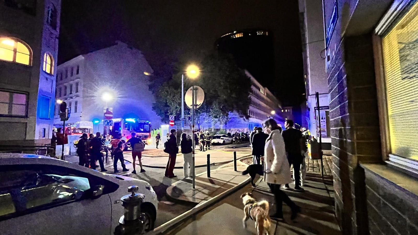 Viel Blaulicht Dienstagabend in der Tempelgasse in Wien-Leopoldstadt.