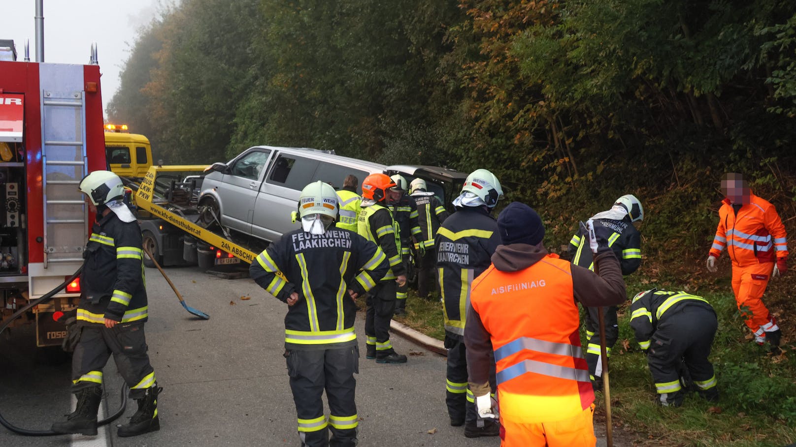 Die Feuerwehr an der Unfallstelle auf der Westautobahn.