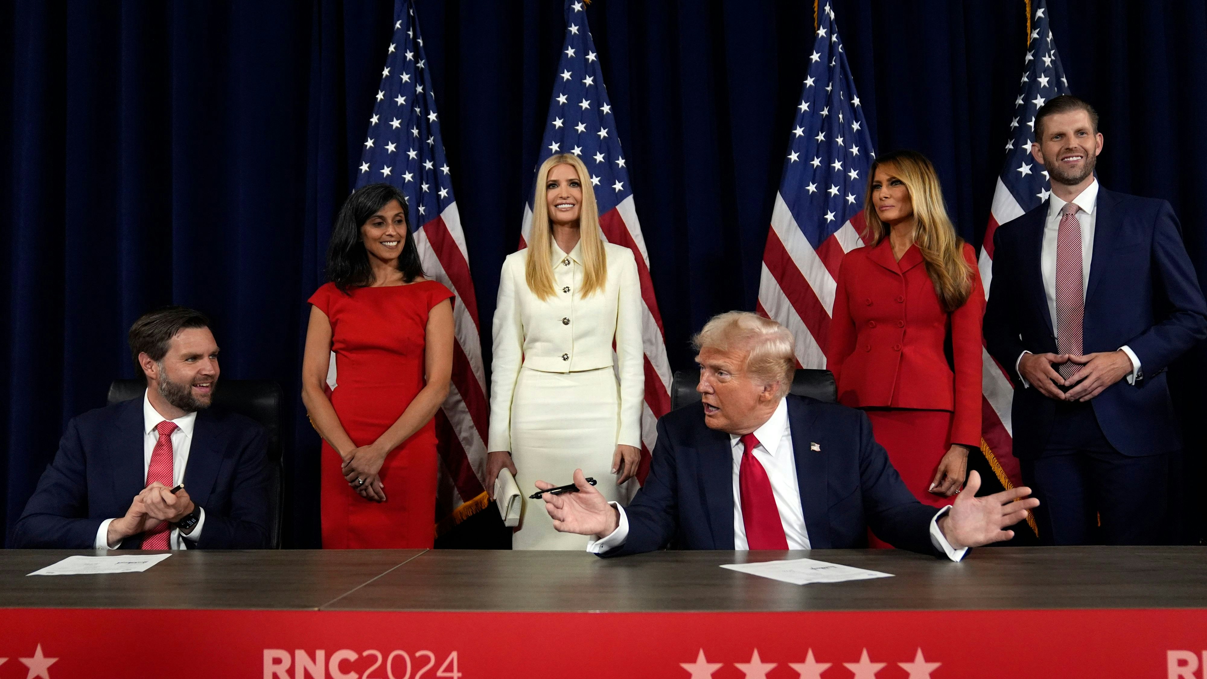 Der Trump-Clan: Donald und Melania mit seinem Sohn Eric (r.) sowie Tochter Ivanka, im Bild links Trumps "Running Mate" J. D. Vance und seine Ehefrau Usha