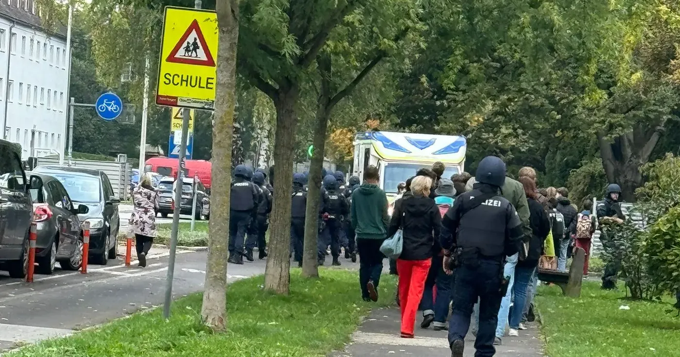 Die Ramsauerschule in Linz wurde nach einer Bombendrohung evakuiert, der Helikopter kreiste über der Stadt.