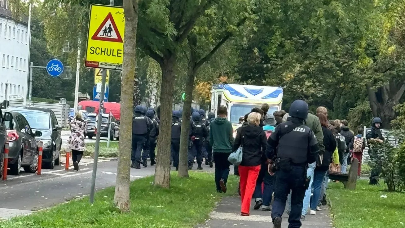 Die Ramsauerschule in Linz wurde nach einer Bombendrohung evakuiert, der Helikopter kreiste über der Stadt.