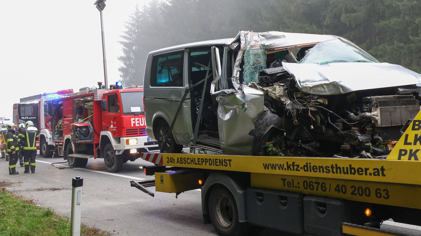 Der Kleinbus wurde durch die Kollision komplett zerstört, die Feuerwehr musste sechs im Wagen eingeschlossene Personen befreien.