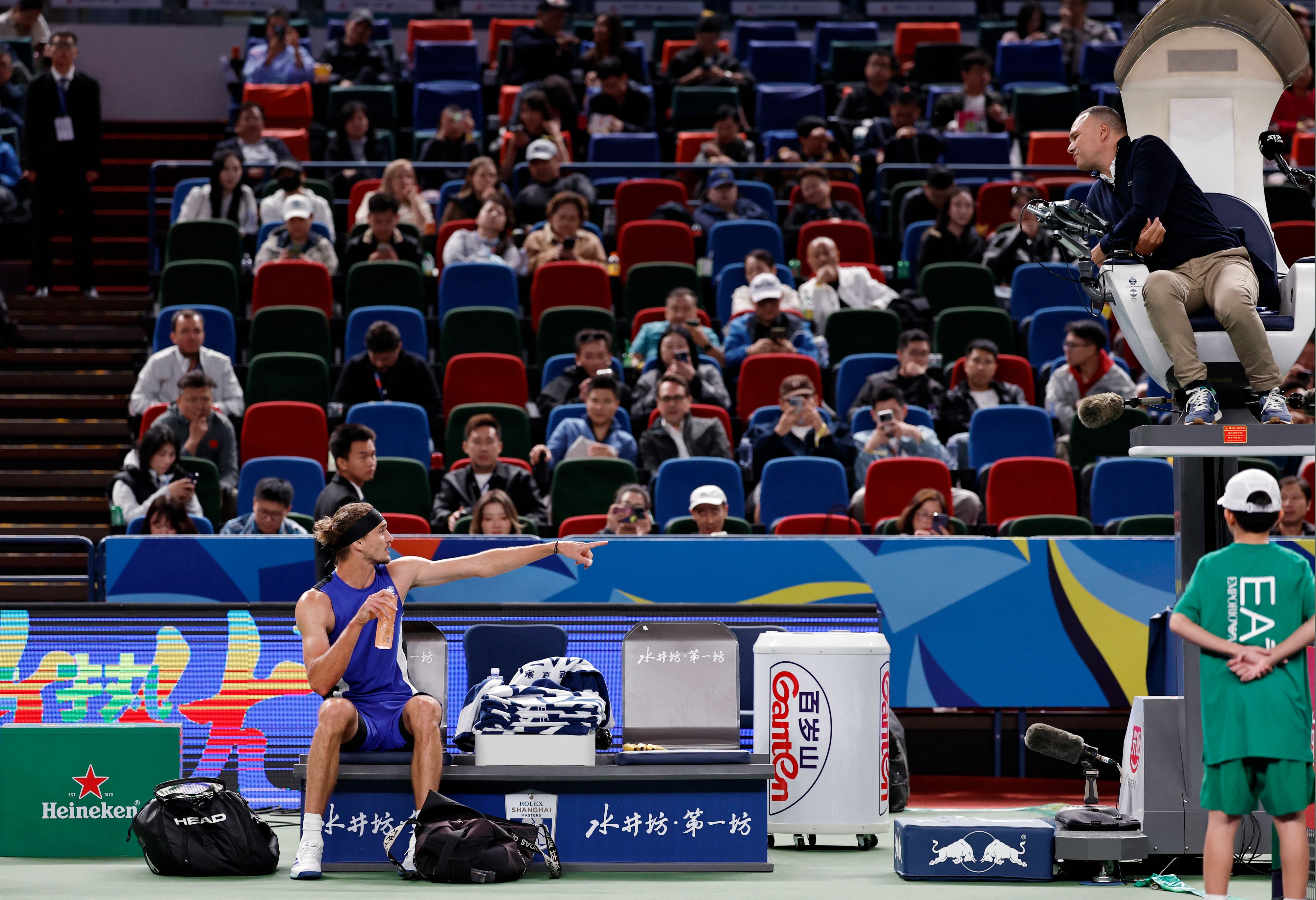 Alexander Zverev beschwert sich bei Schiedsrichter Mohamed Lahyani. 