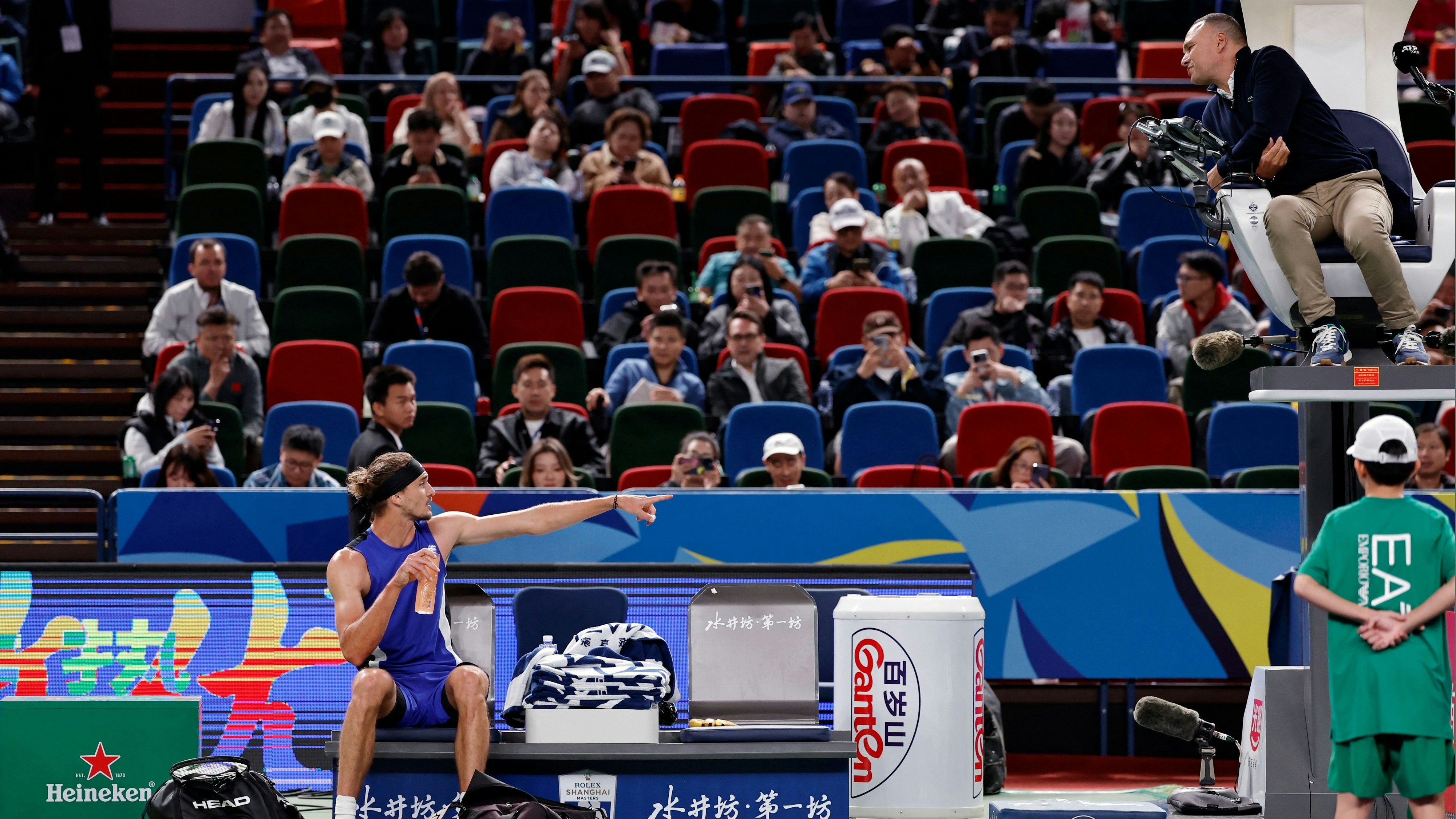 Alexander Zverev beschwert sich bei Schiedsrichter Mohamed Lahyani. 