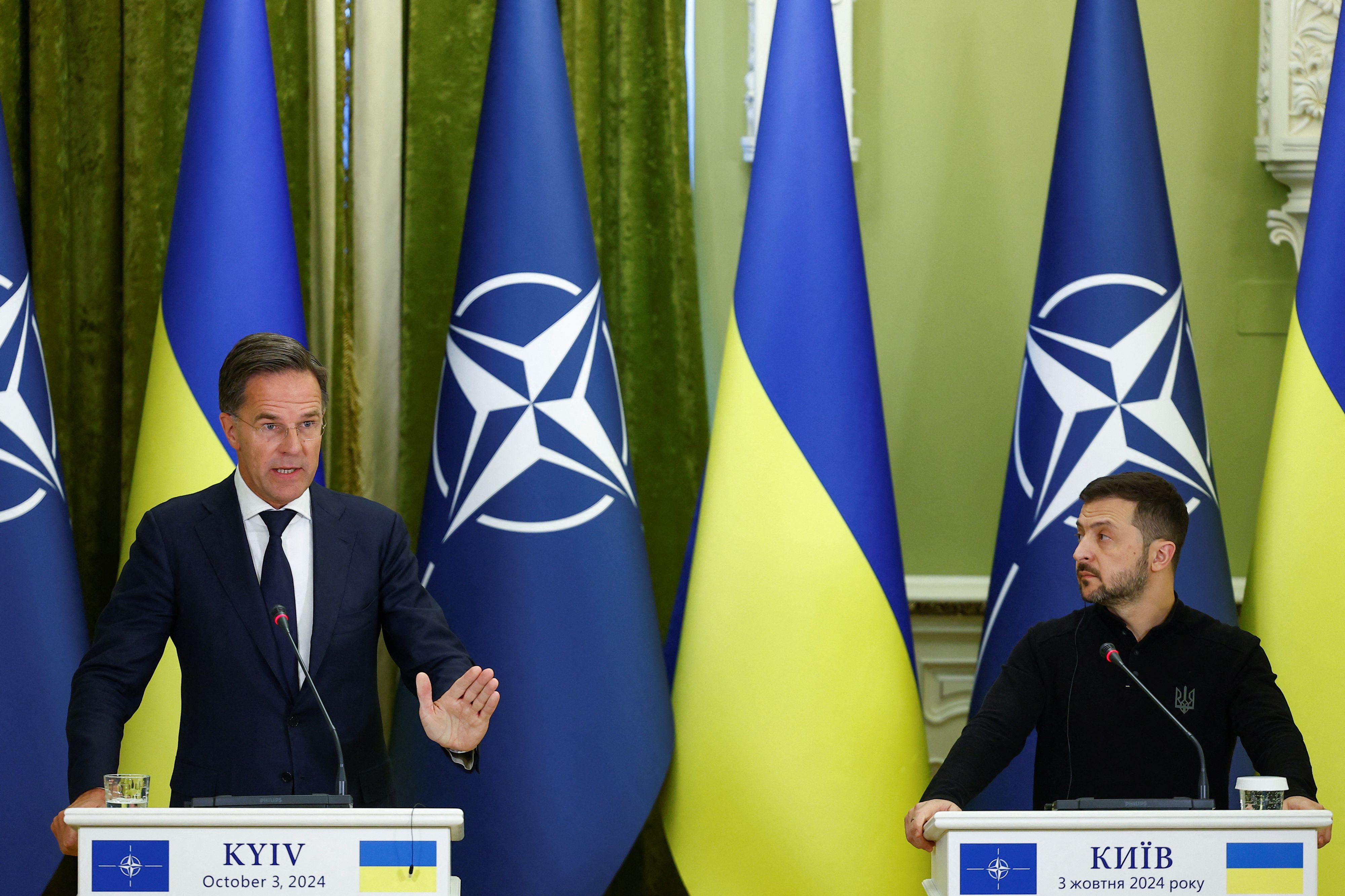 NATO-Chef Mark Rutte (l.) und Wolodimir Selenski (r.) bei einer gemeinsamen Pressekonferenz in Kiew.