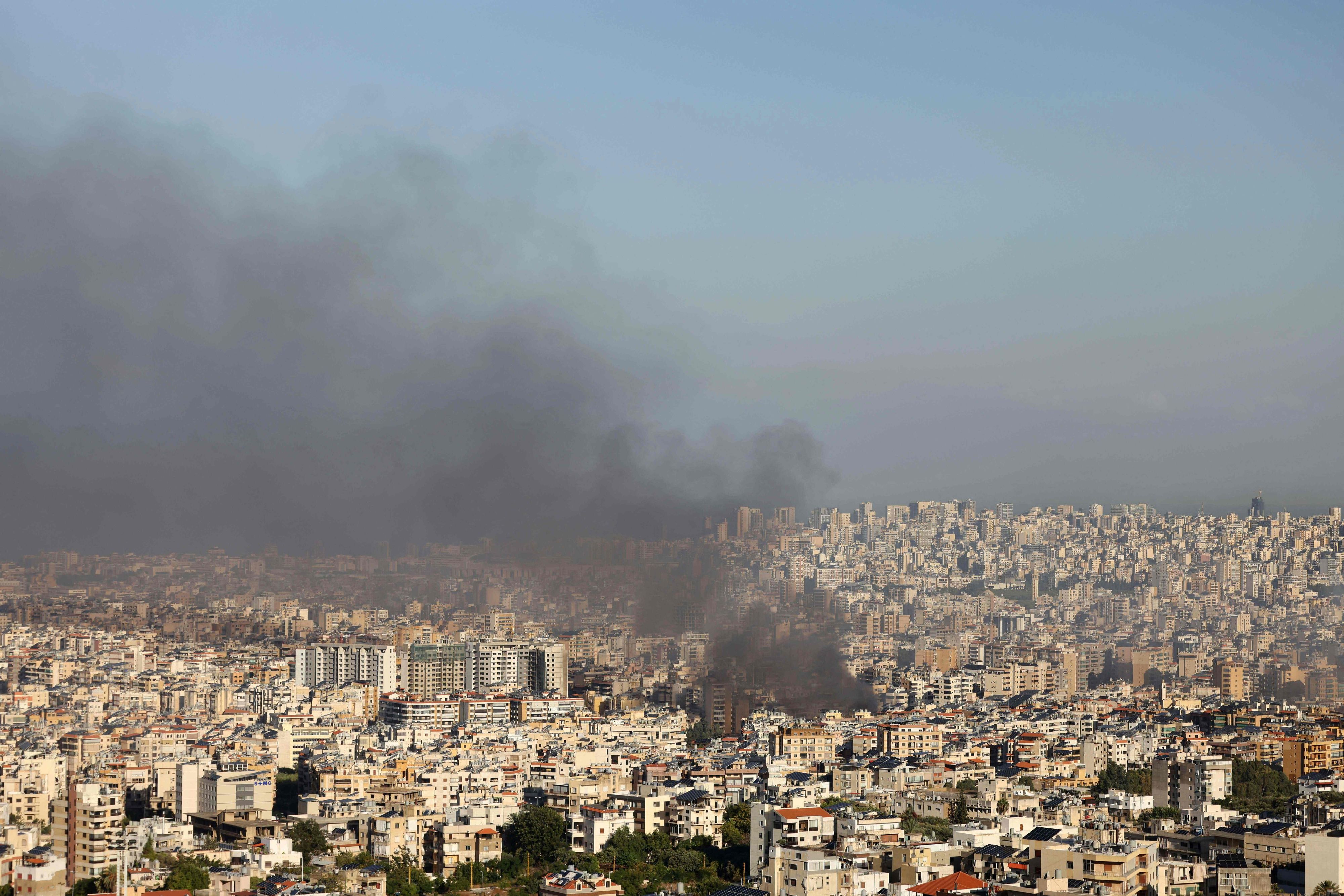 Über dem südlichen Vorort der libanesischen Hauptstadt Beirut, al-Jamous, steigt nach einem nächtlichen israelischen Luftangriff Rauch auf.