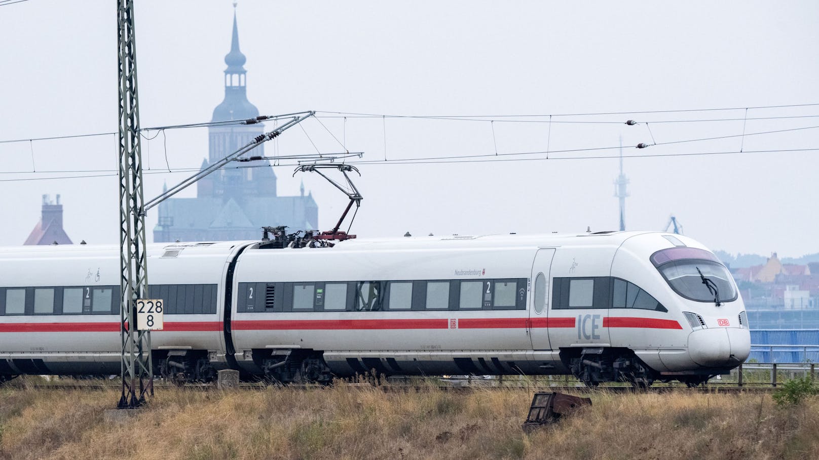 Unbekannte werfen Steine auf fahrenden ICE