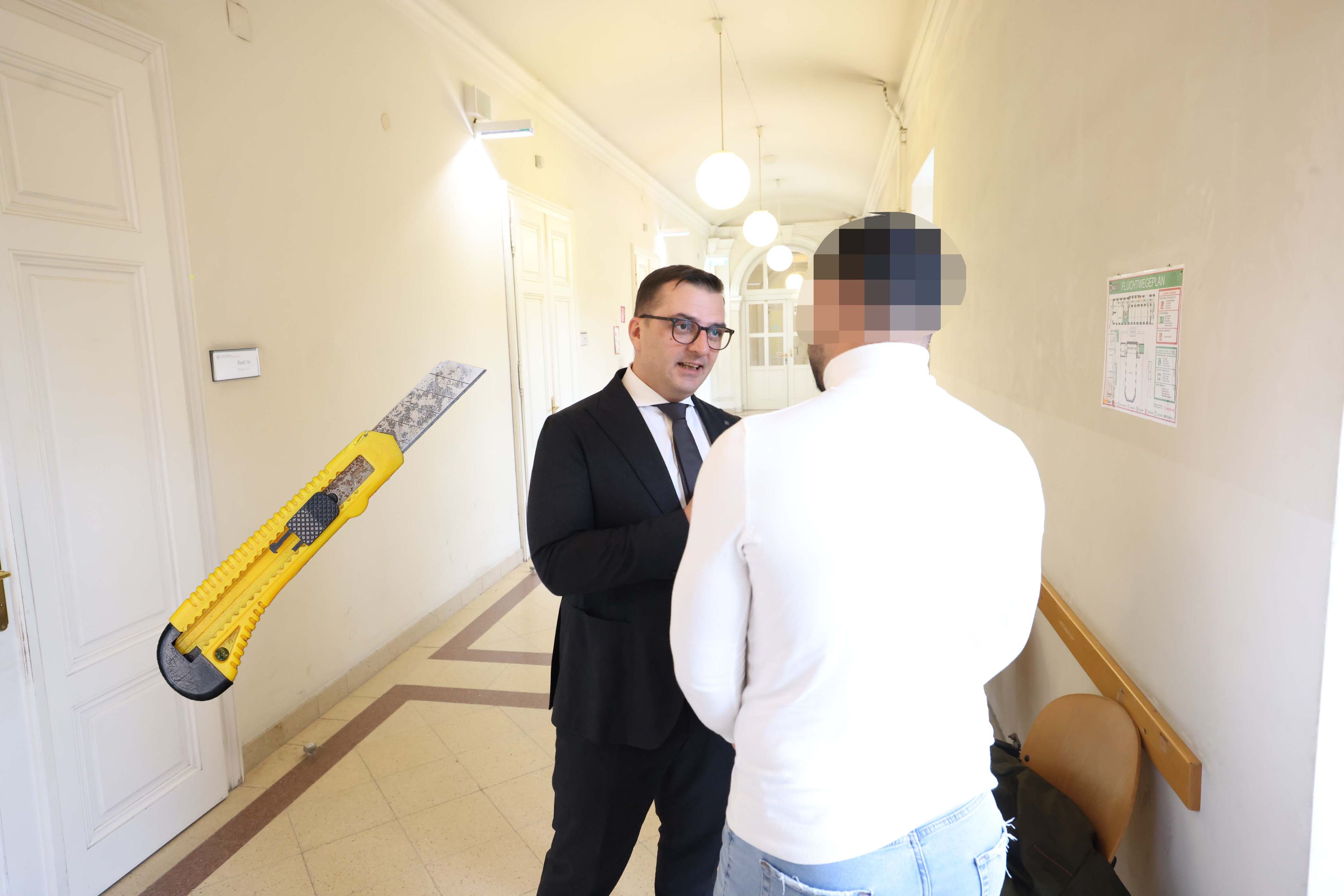 Verteidiger Mirsad Musliu (Kanzlei Rast & Musliu) mit dem Angeklagten.