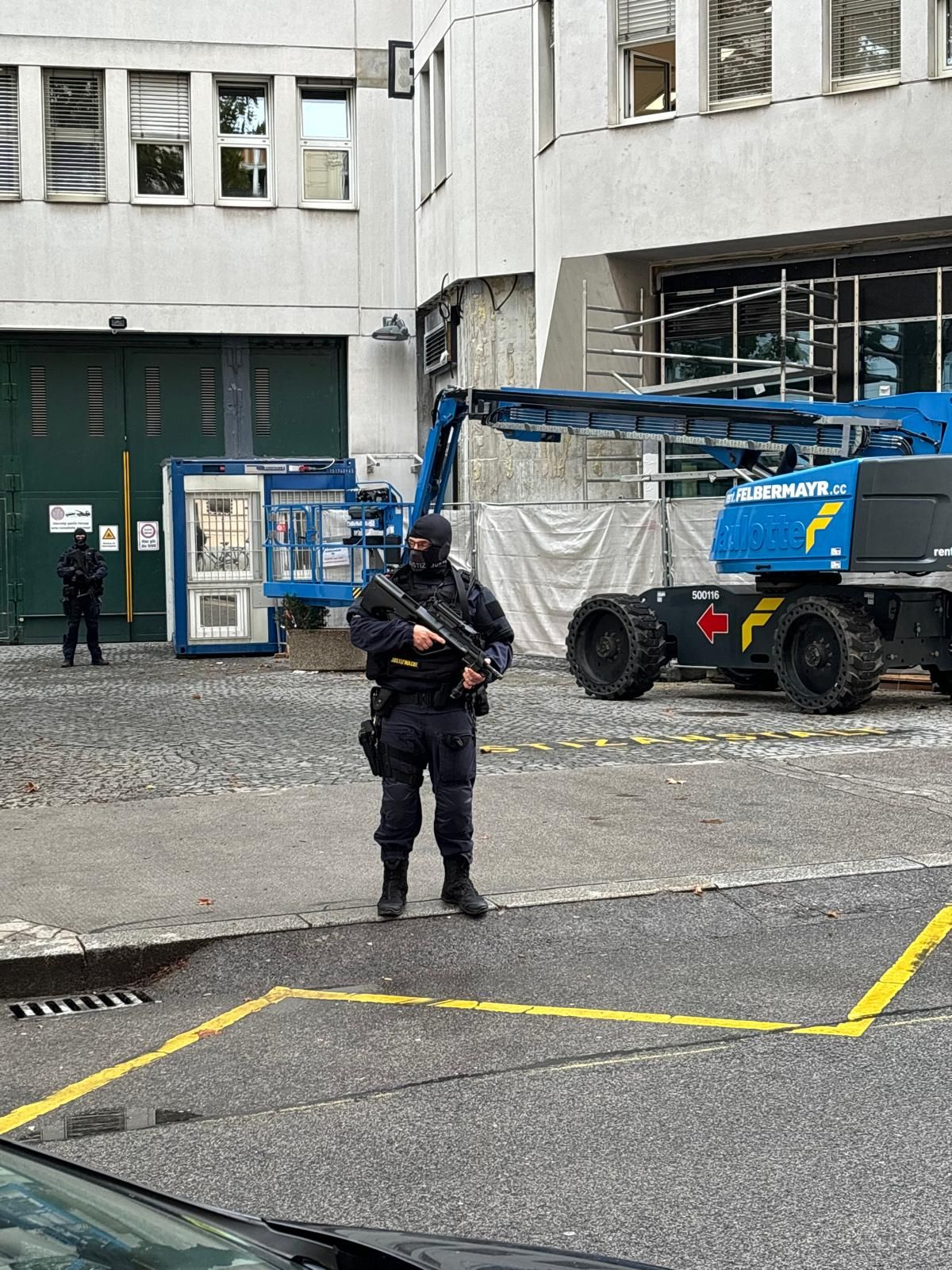 Schwerbewaffnete Wachposten vor dem Gebäude