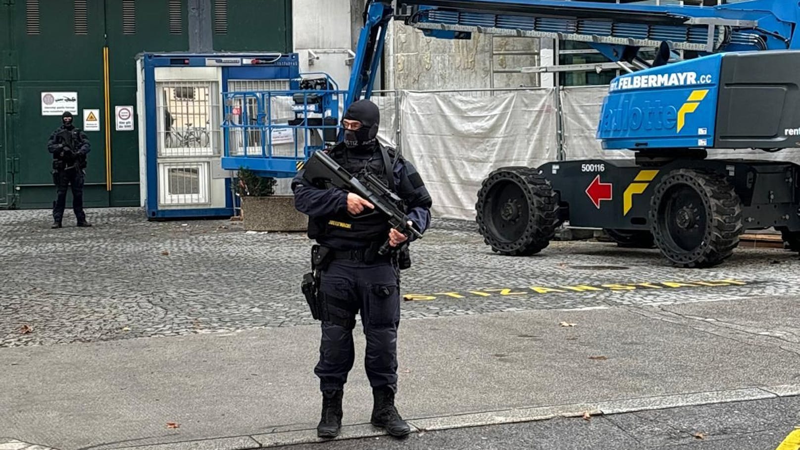 Schwerbewaffnete Wachposten vor dem Gebäude