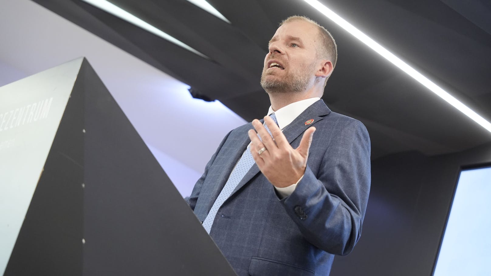 Rudi Fußi erklärte in einer Pressekonferenz was er jetzt vor hat.