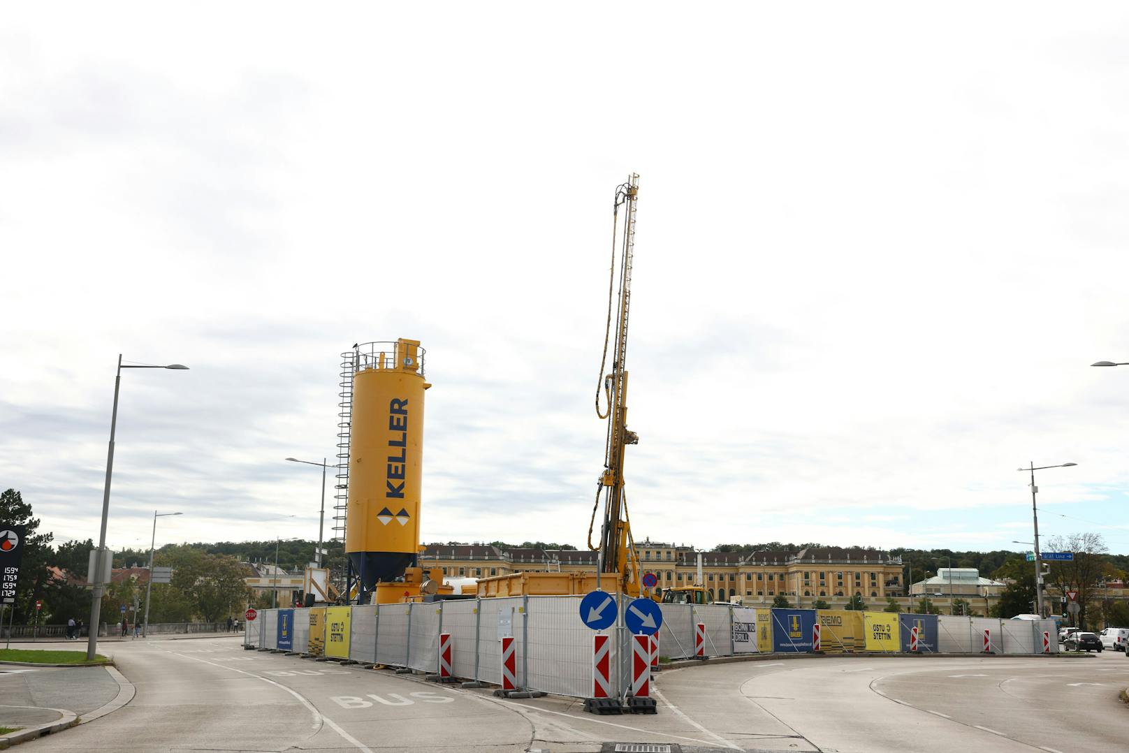 Beim Schloss Schönbrunn wird ein Revisionsschacht für den neuen Wiental-Kanal gebohrt.