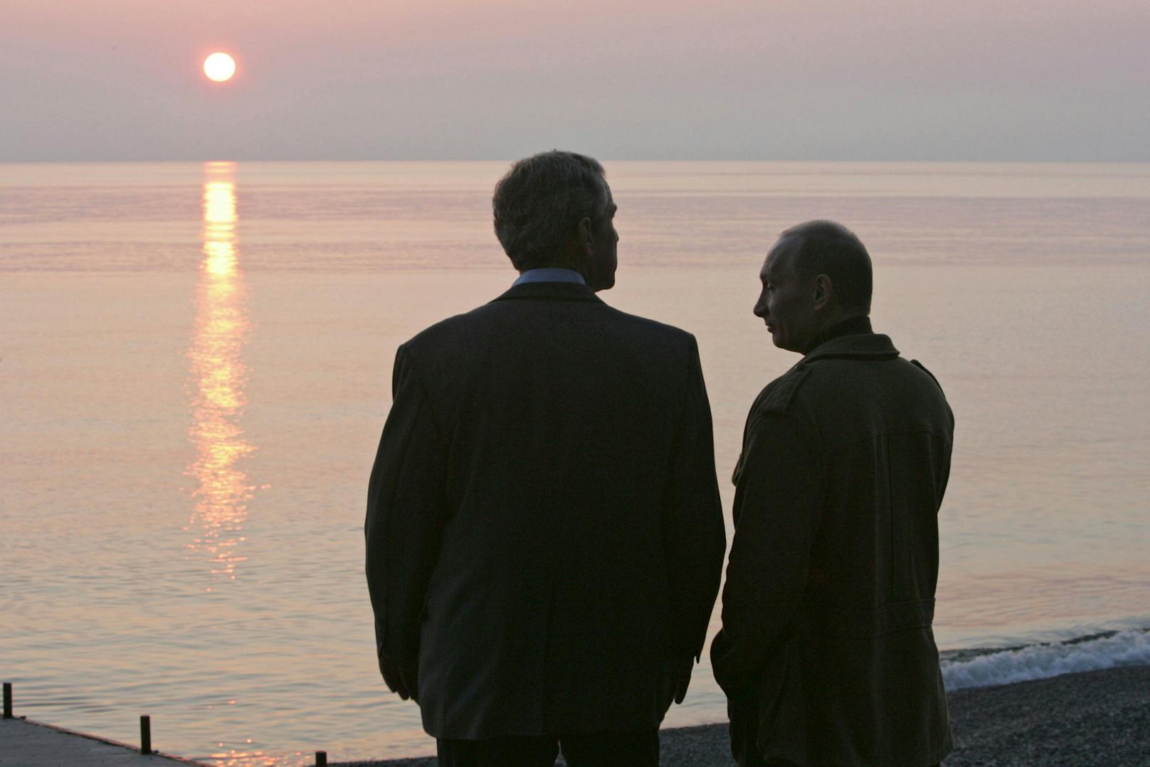 April 2008: Der scheidende US-Präsident <strong>George W. Bush</strong> genoss den Besuch in der Putin-Residenz trotz politischer Differenzen sichtlich.