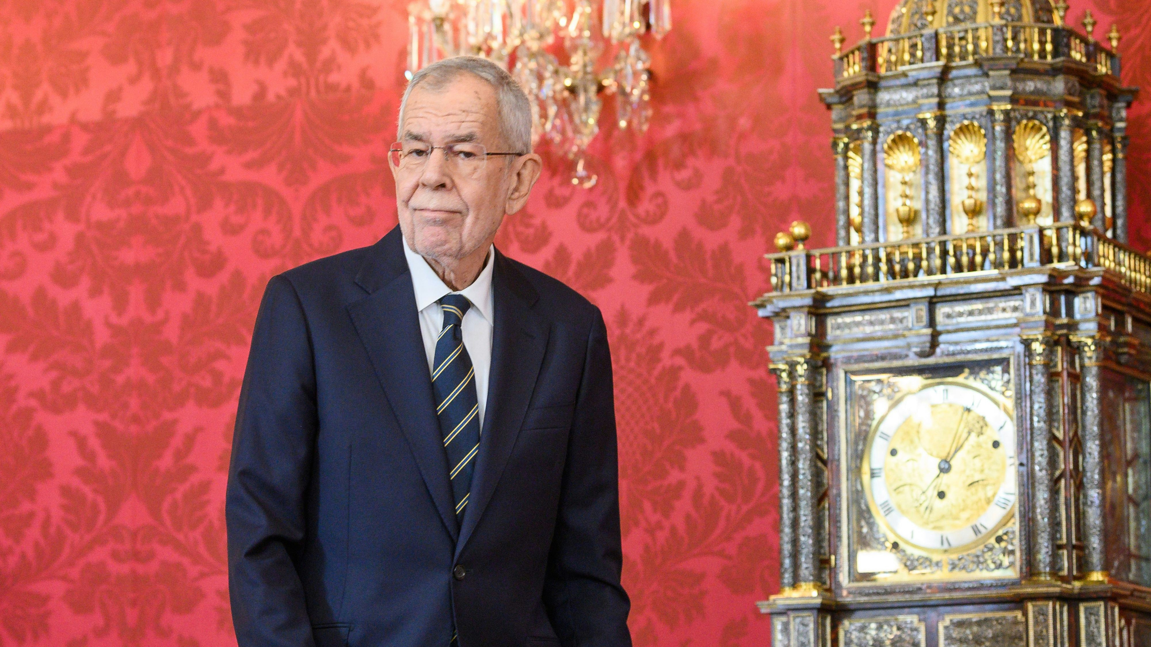 Von einem "Patt" sprach Bundespräsident Alexander Van der Bellen und überwand es auf seine Weise