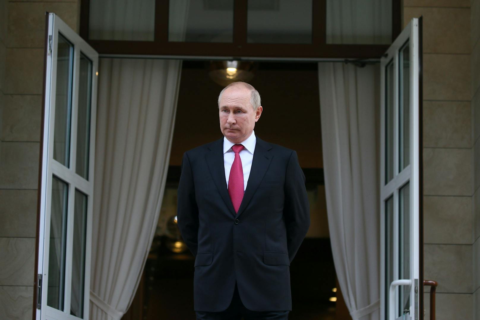 <strong>Wladimir Putin</strong> am Eingang zur Sommerresidenz der russischen Präsidenten "Botscharow Rutschej" in Sotschi. Hier empfing er bereits zahlreiche Staatsgäste.