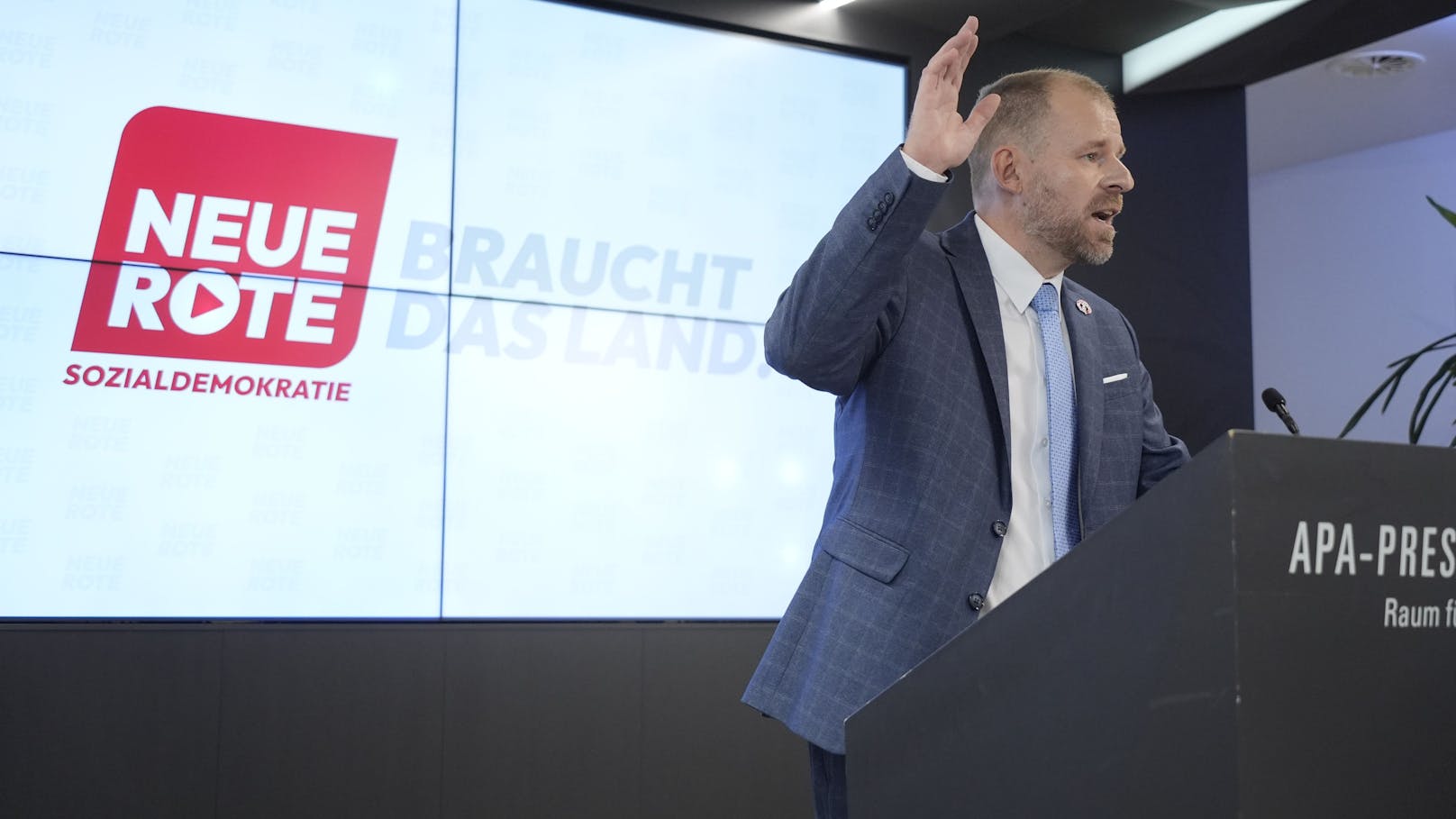 Rudi Fußi erklärte in einer Pressekonferenz was er jetzt vor hat.