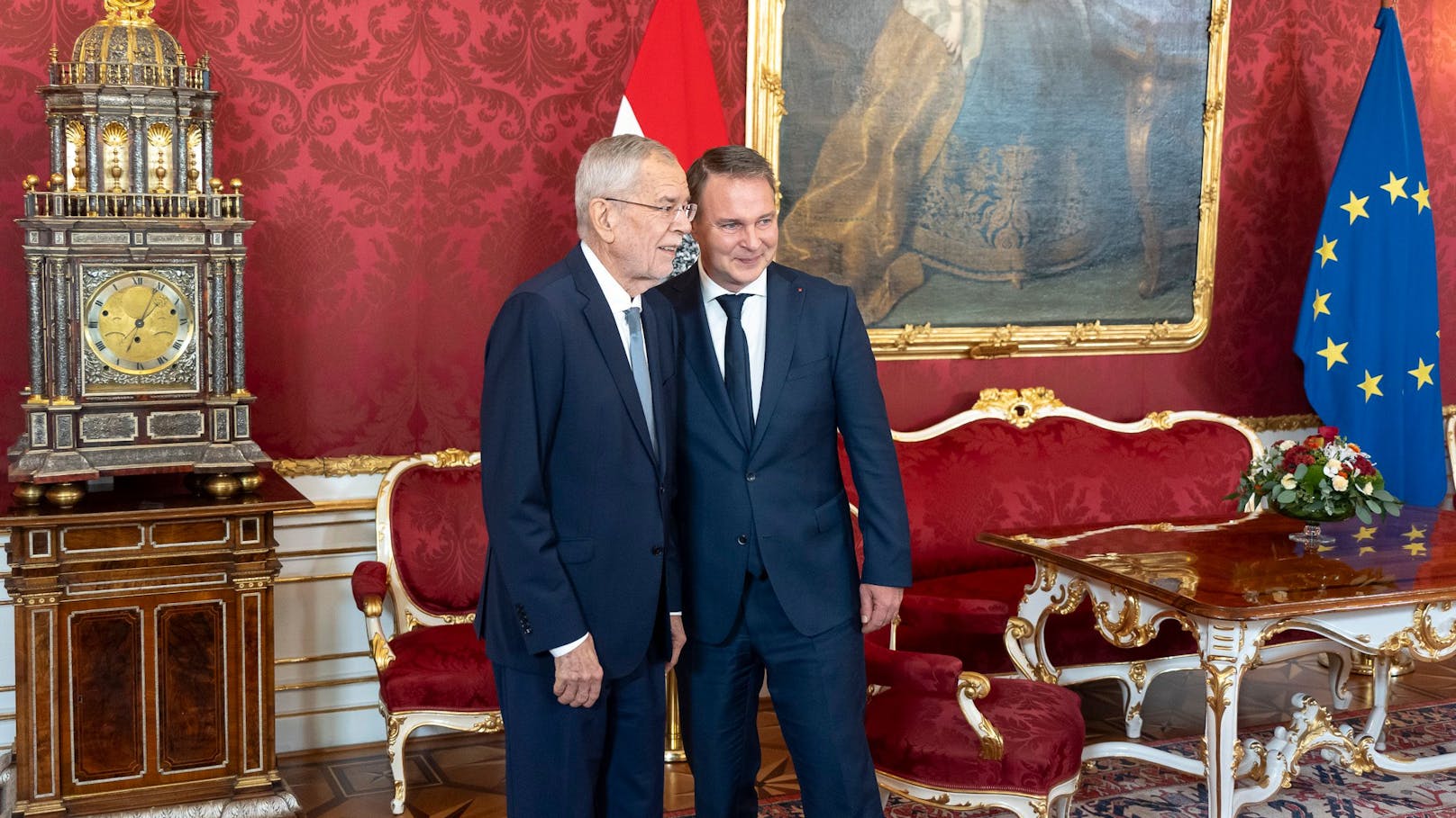 SPÖ-Chef Andreas Babler mit Bundespräsident Van der Bellen im Maria-Theresien-Zimmer in der Hofburg.