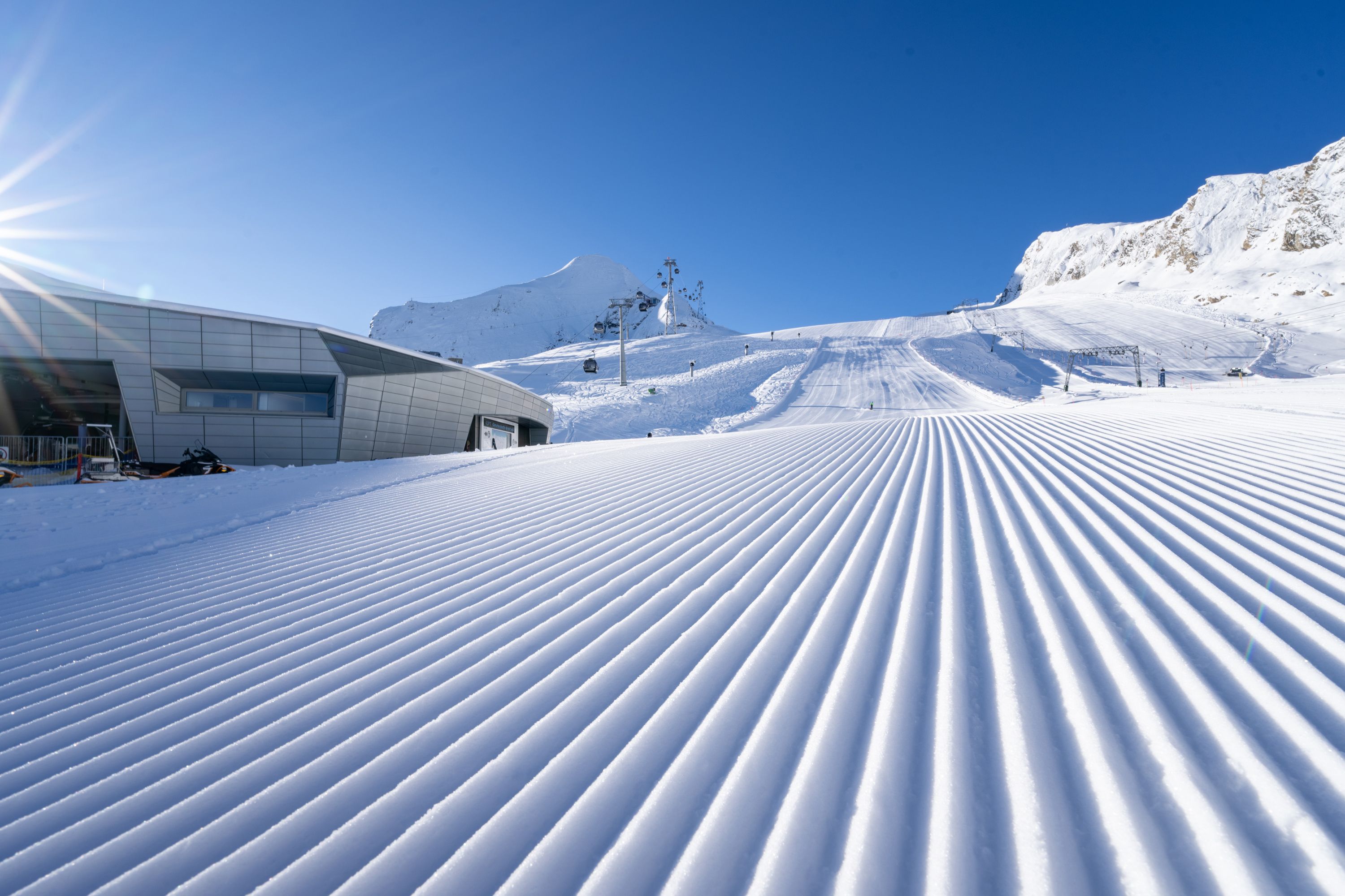 Ein strahlend blauer Himmel und weiße Pistenkilometer boten sich den Skigästen am 6. Oktober 2024 am Kitzsteinhorn.