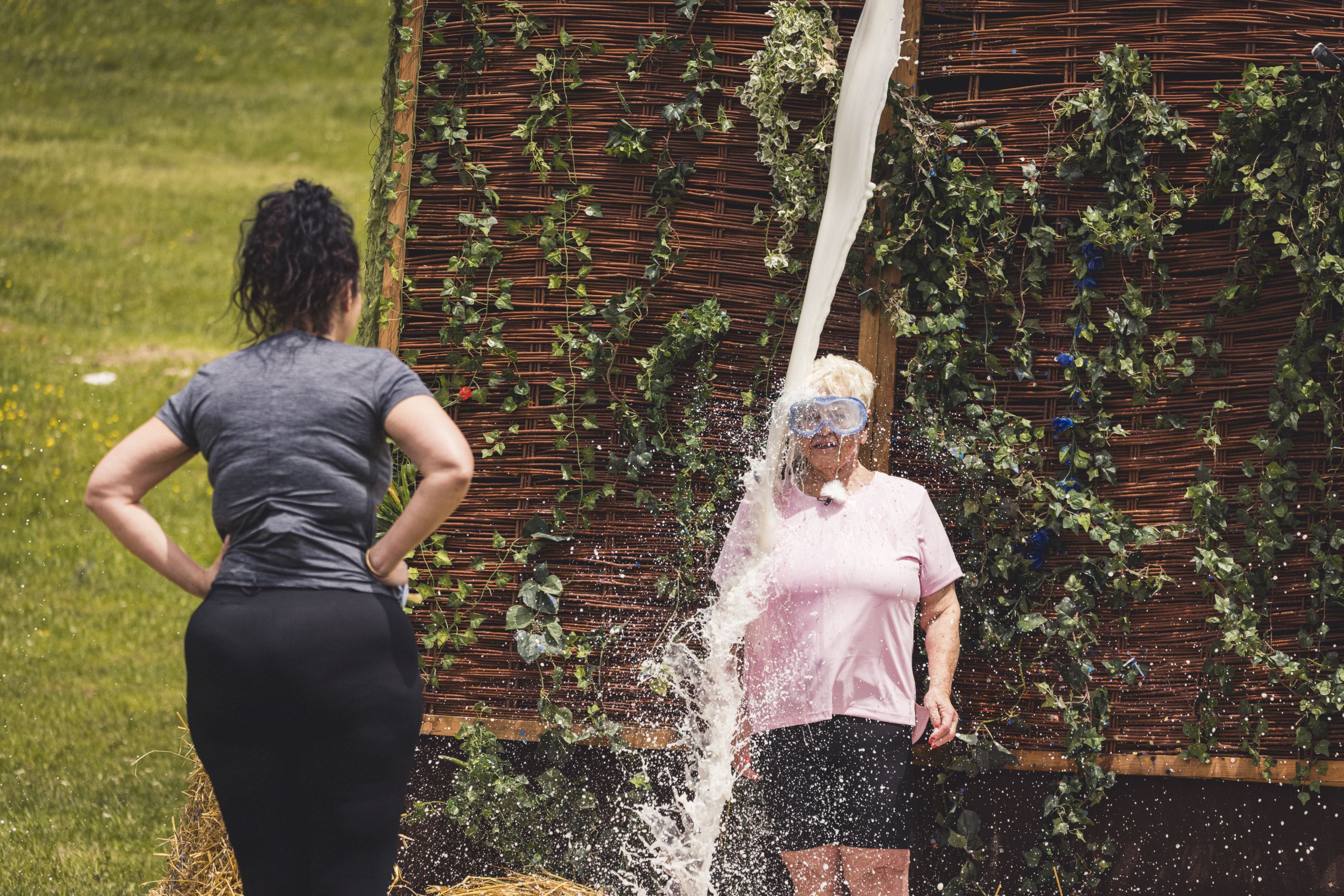 Jazz Gitti wird in der aktuellen Folge von Dreck überhäuft.