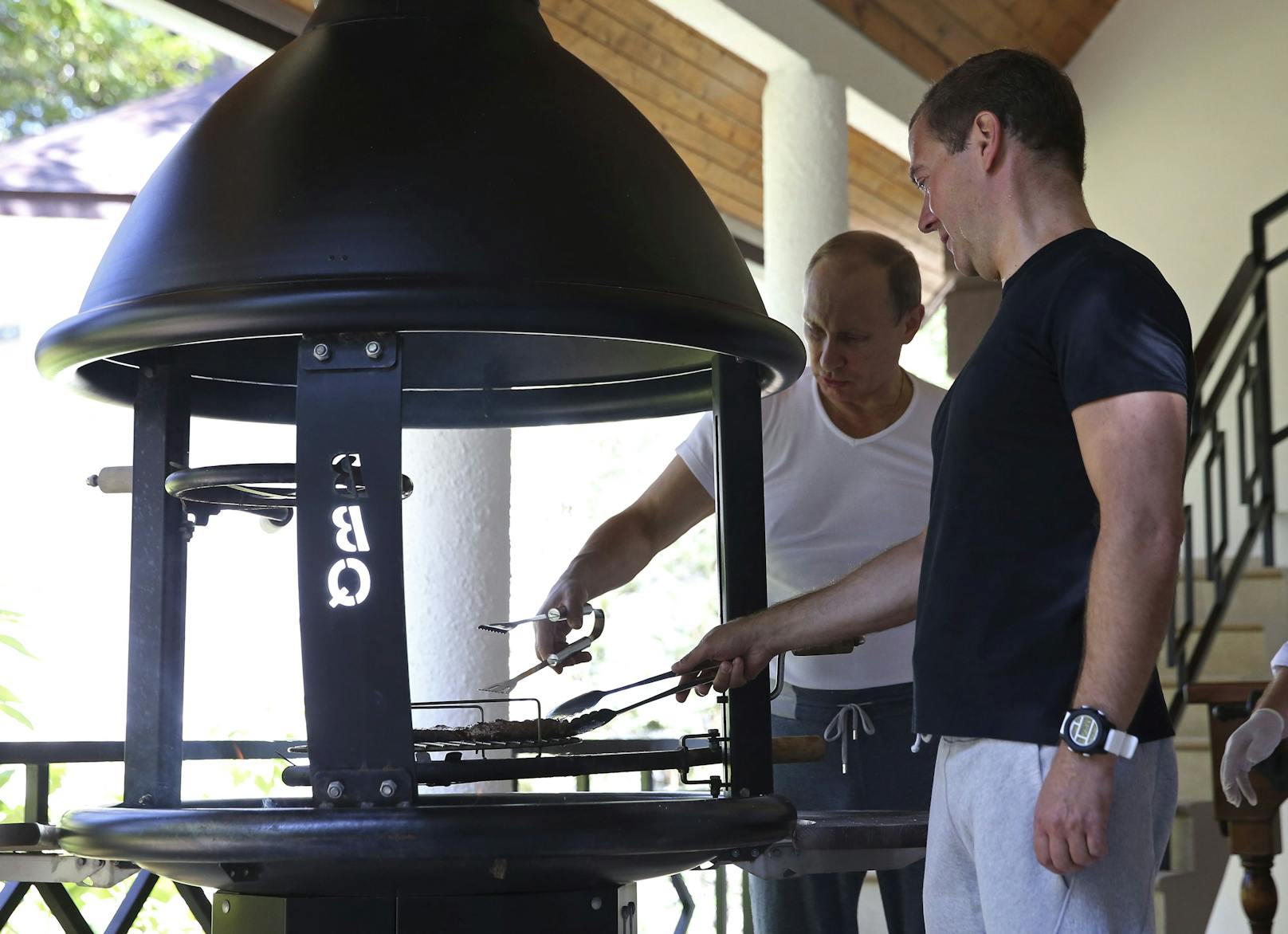 August 2015: Putin mit Busen-Kumpel und Ex-Premier&nbsp;<strong>Dmitri Medwedew</strong> bei der Sommerfrische in Botscharow Rutschej.