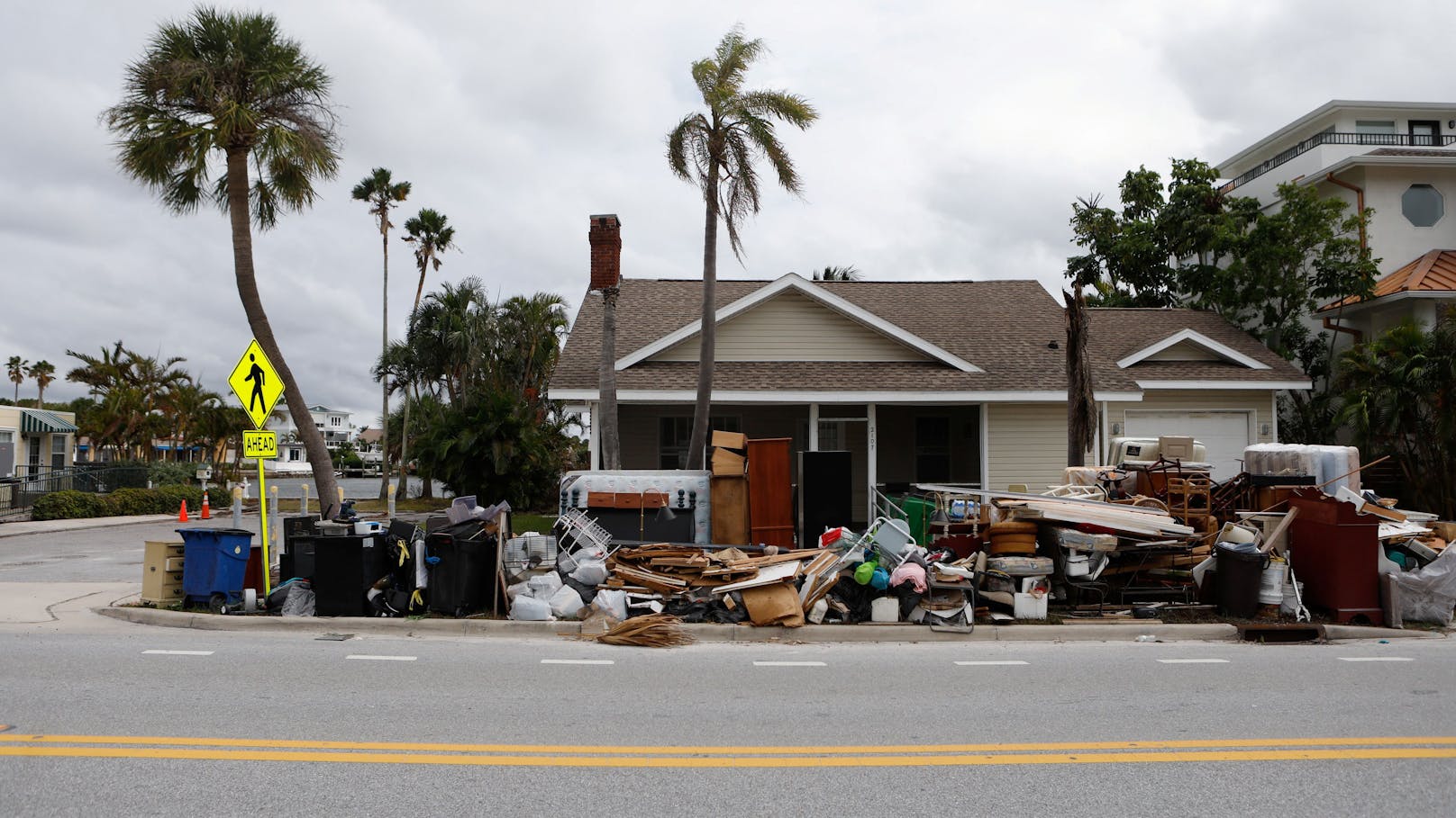 Nach Hurrikan Helene sind die Straßen Floridas immer noch von Trümmern gesäumt. Nun rauscht Hurrikan Milton heran: Der Sperrmüll droht nun zu tödlichen Geschossen zu werden.