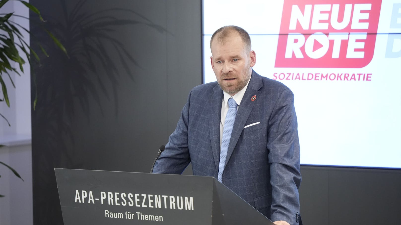 Rudi Fußi erklärte in einer Pressekonferenz was er jetzt vor hat.