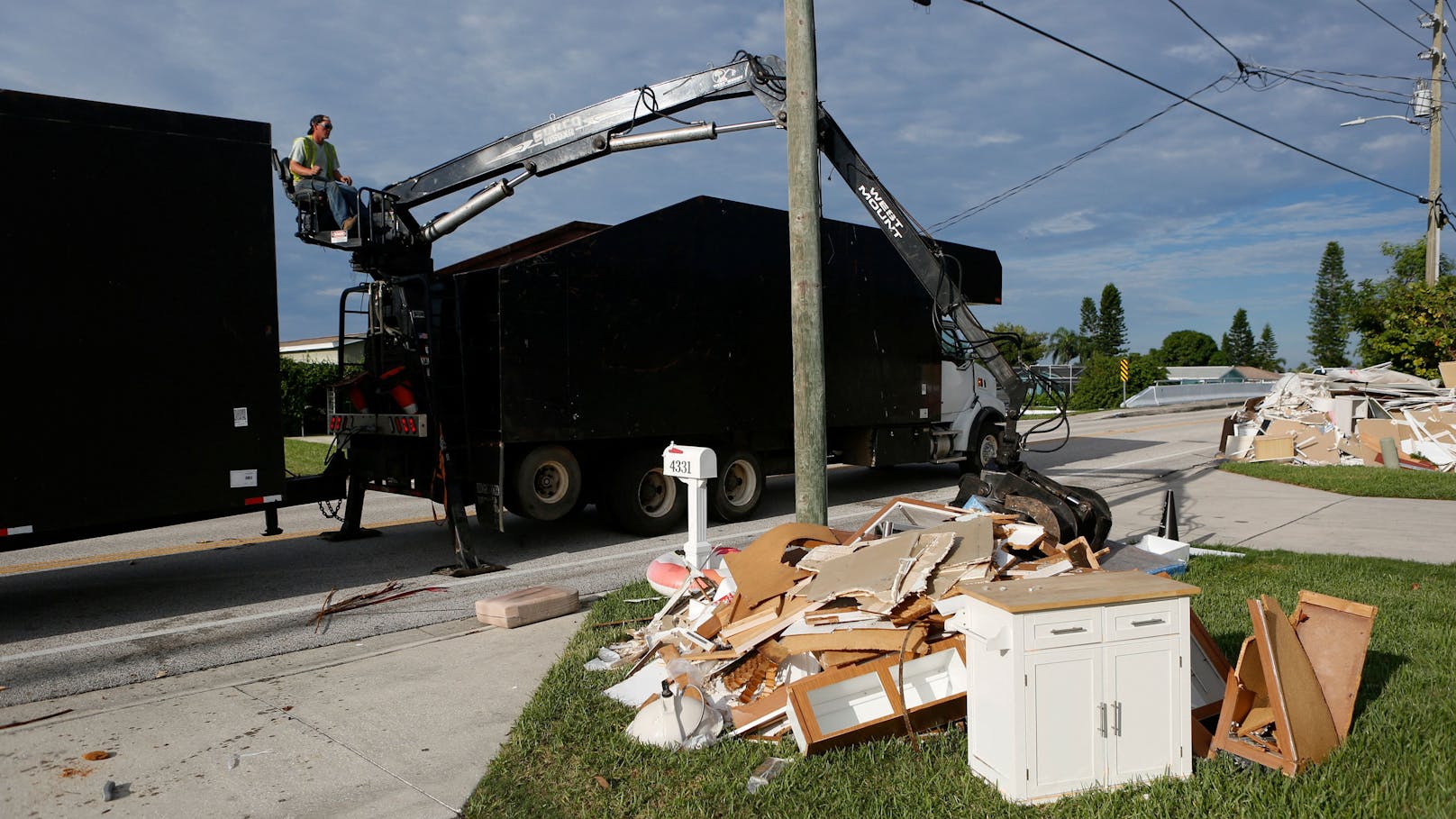 Nach Hurrikan Helene sind die Straßen Floridas immer noch von Trümmern gesäumt. Nun rauscht Hurrikan Milton heran: Der Sperrmüll droht nun zu tödlichen Geschossen zu werden.