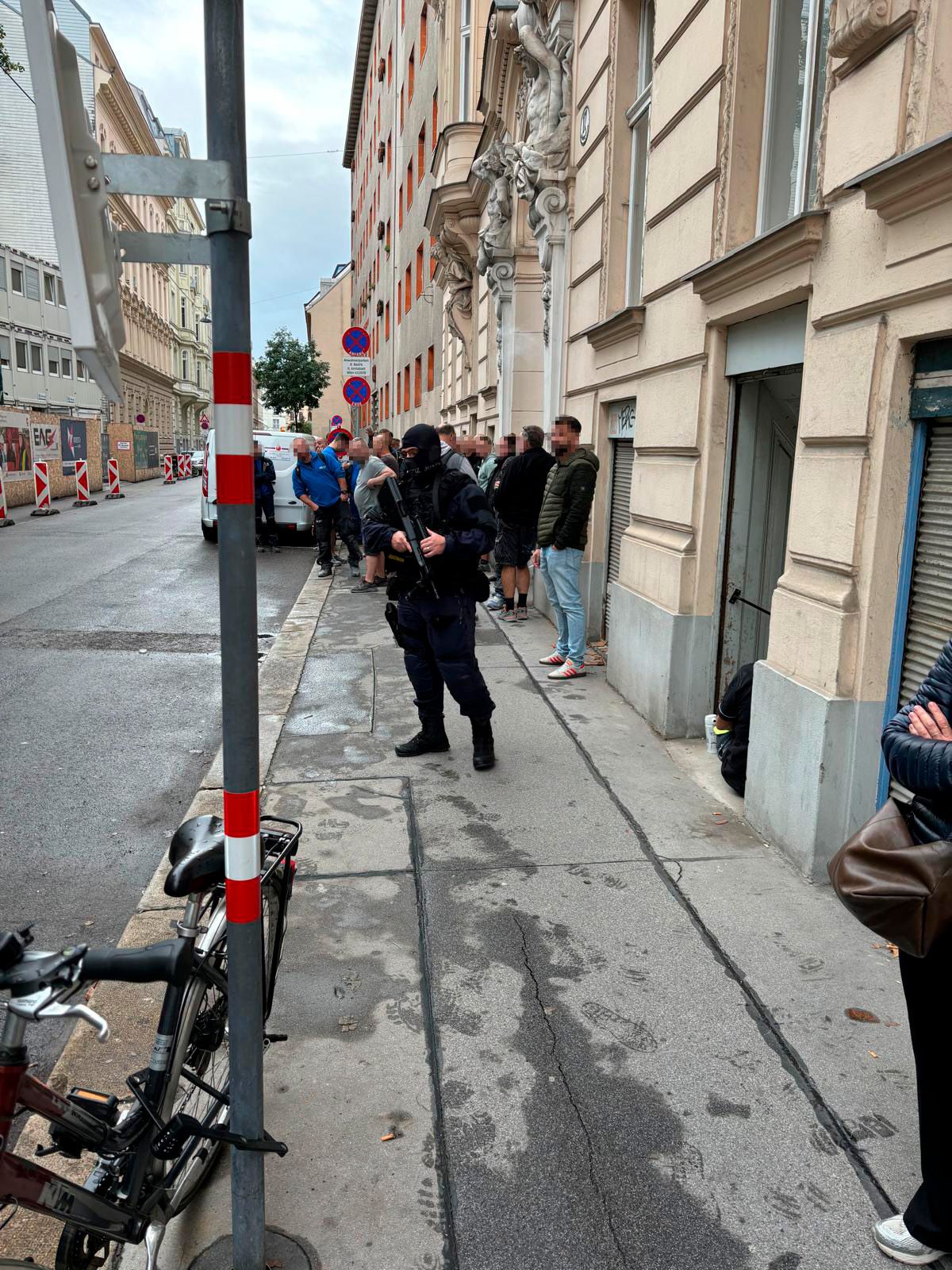 Das Gebäude wurde nach einer Droh-Email geräumt. Vor Ort waren schwerbewaffnete Polizisten im Einsatz