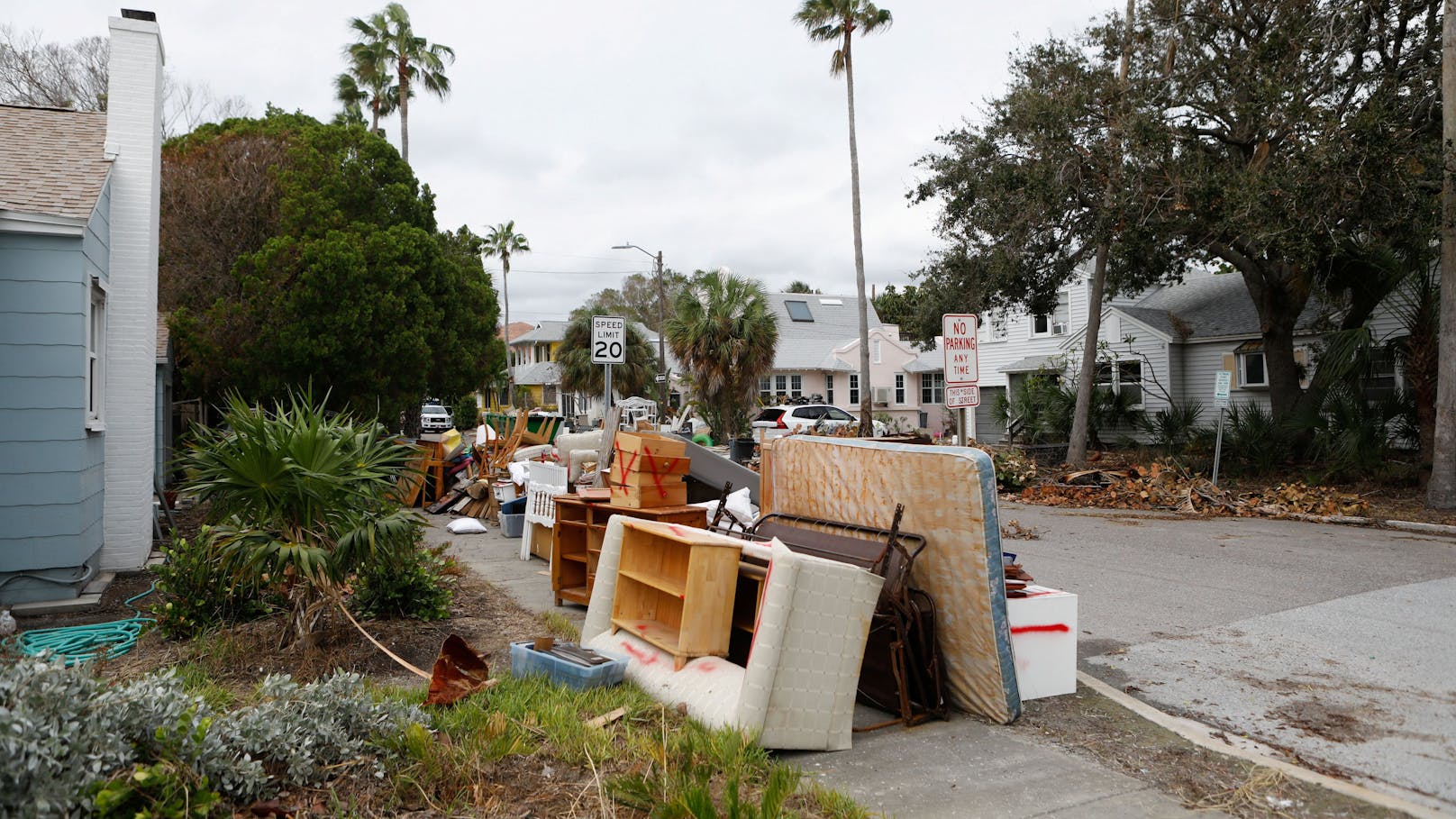 Nach Hurrikan Helene sind die Straßen Floridas immer noch von Trümmern gesäumt. Nun rauscht Hurrikan Milton heran: Der Sperrmüll droht nun zu tödlichen Geschossen zu werden.