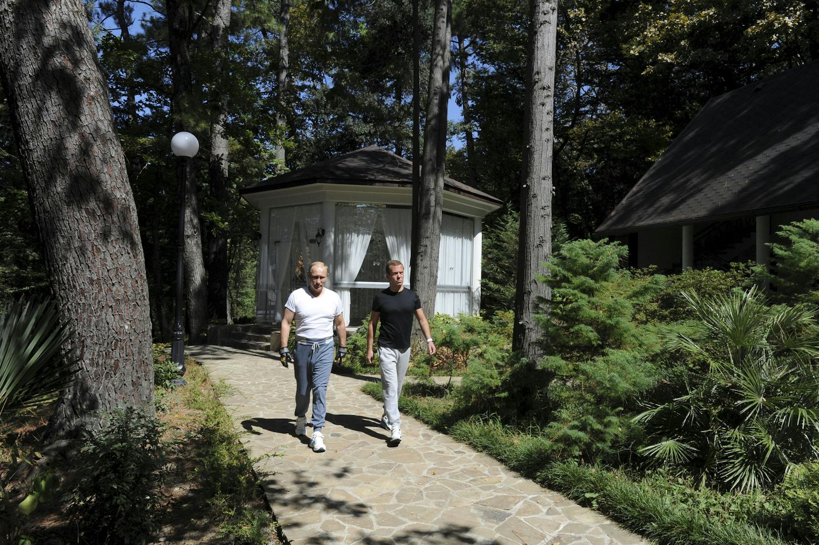 August 2015: Putin mit Busen-Kumpel und Ex-Premier <strong>Dmitri Medwedew</strong> bei der Sommerfrische in Botscharow Rutschej.