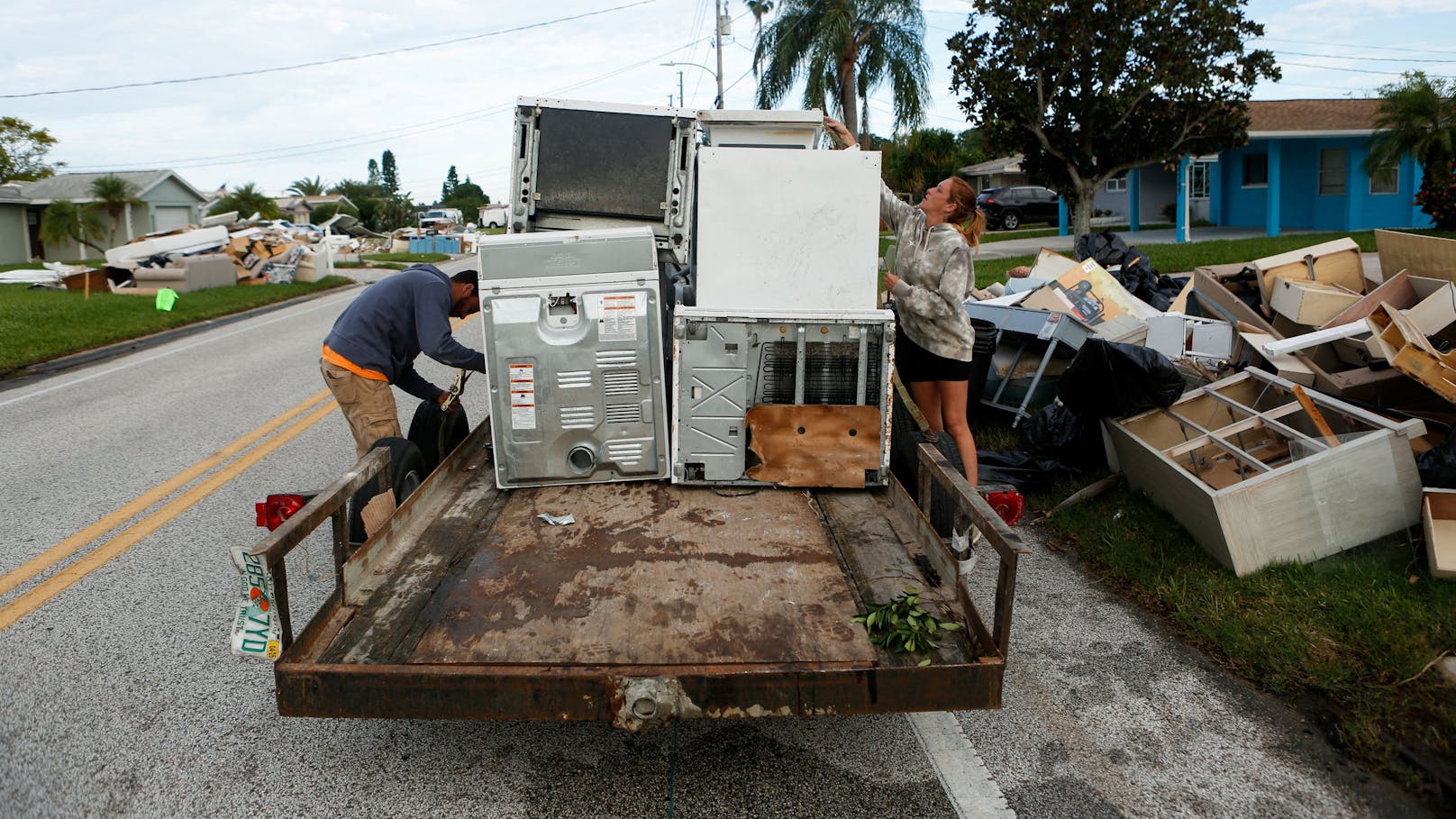 Nach Hurrikan Helene sind die Straßen Floridas immer noch von Trümmern gesäumt. Nun rauscht Hurrikan Milton heran: Der Sperrmüll droht nun zu tödlichen Geschossen zu werden.