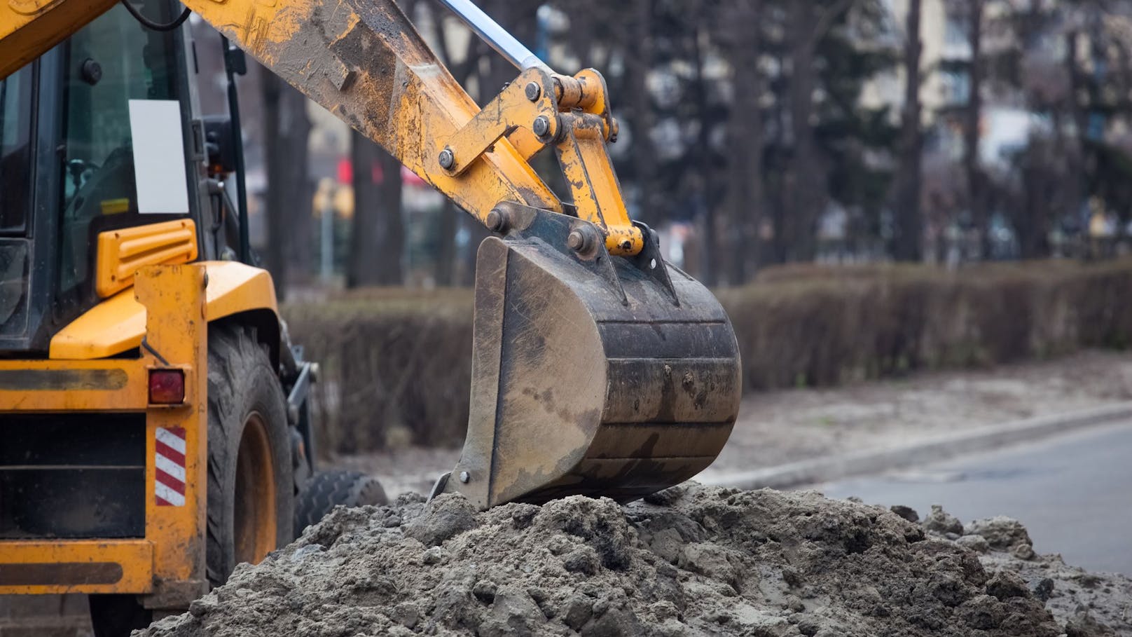 Mit Bagger in Schottergrube gestürzt – Arbeiter tot