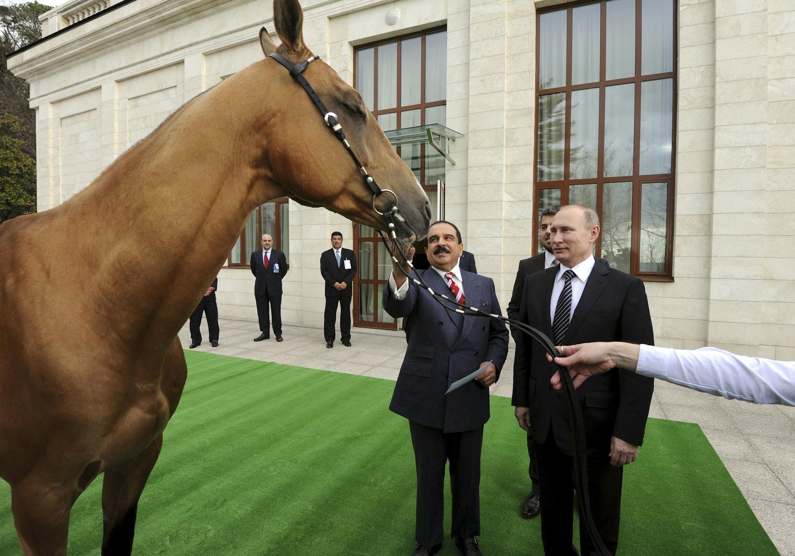 Februar 2016: Putin mit König von Bahrain <strong>Hamad bin Isa Al Chalifa</strong> beim Bewundern eines Rosses.