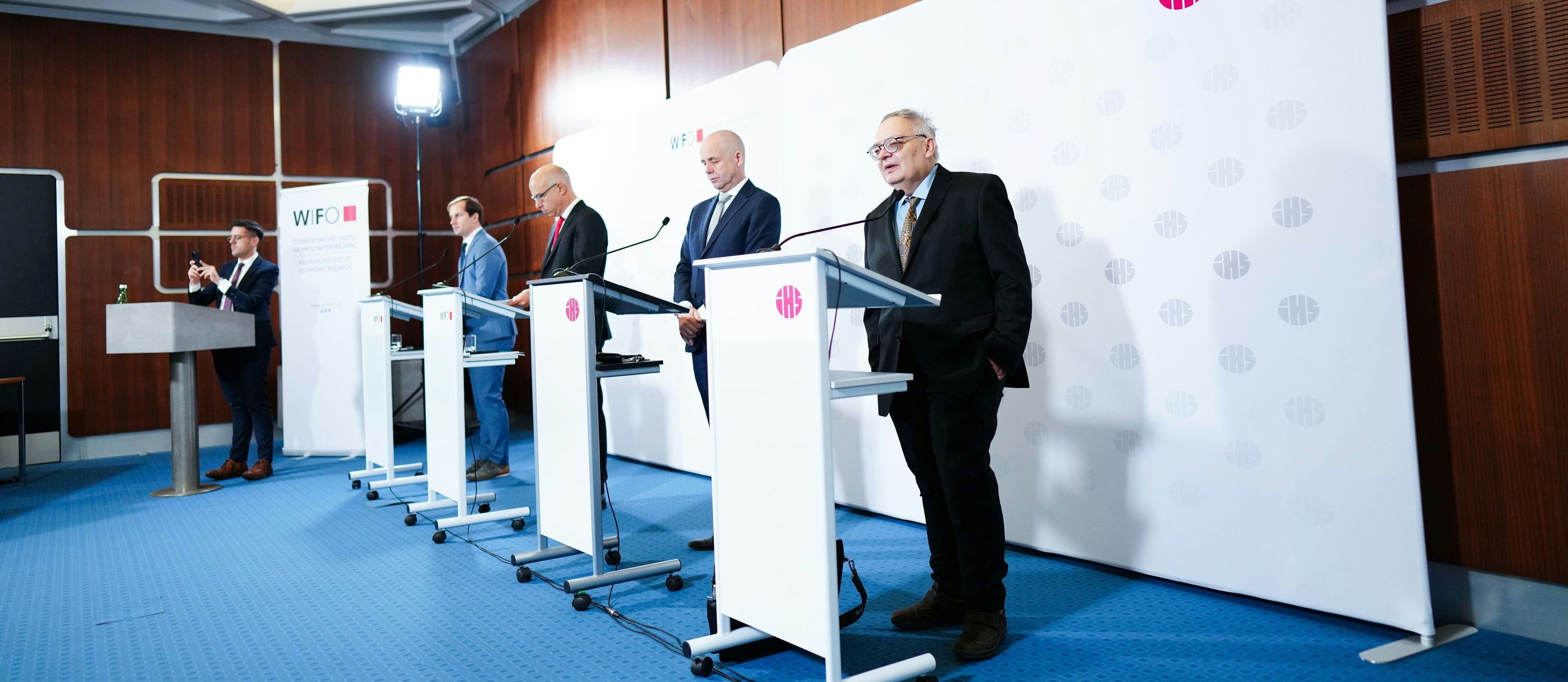 Konjunkturprognose: Stefan Schiman-Vukan (WIFO), WIFO-Direktor Gabriel Felbermayr, IHS-Direktor Holger Bonin und Helmut Hofer (v. l.)