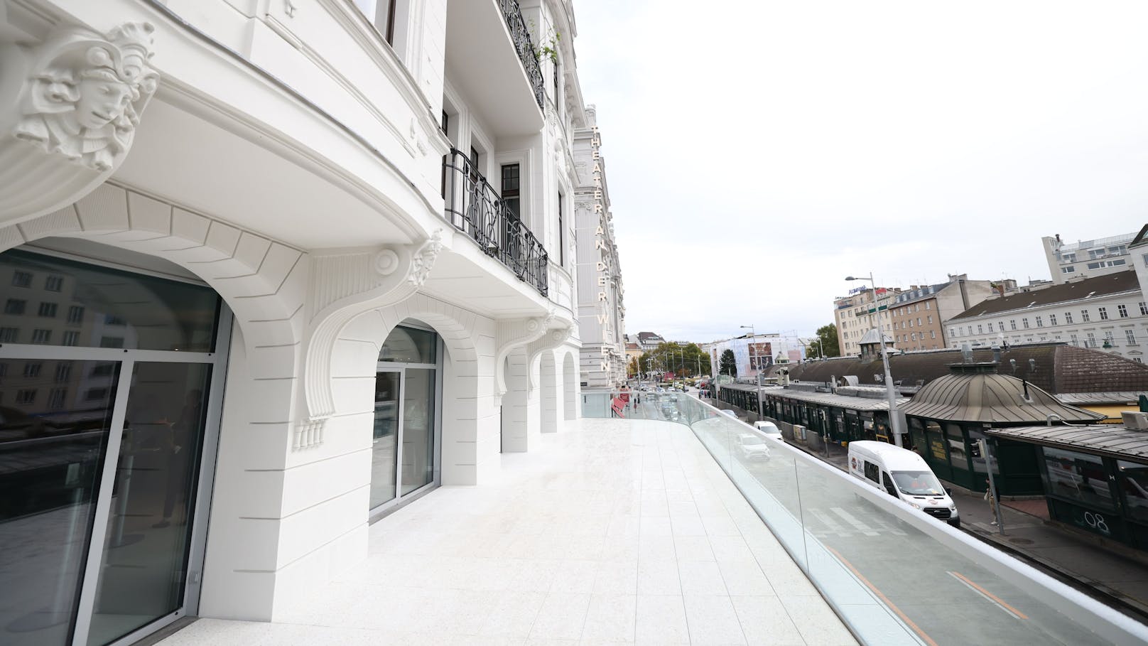 Mit der neuen Terrasse wird das Theater zum Naschmarkt hin geöffnet.