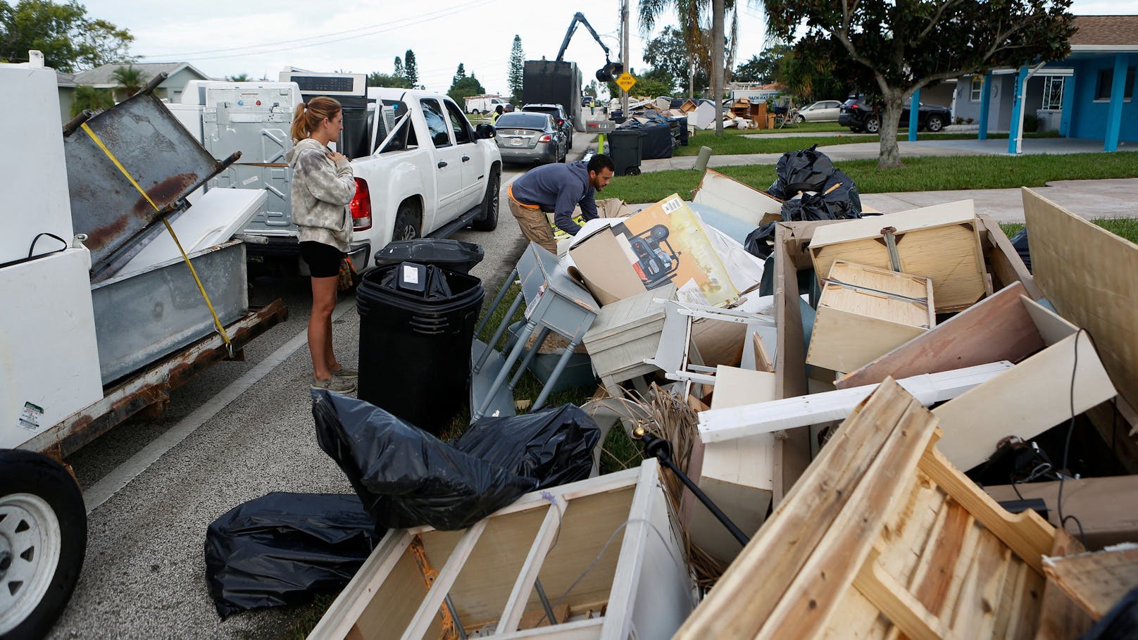 Nach Hurrikan Helene sind die Straßen Floridas immer noch von Trümmern gesäumt. Nun rauscht Hurrikan Milton heran: Der Sperrmüll droht nun zu tödlichen Geschossen zu werden.