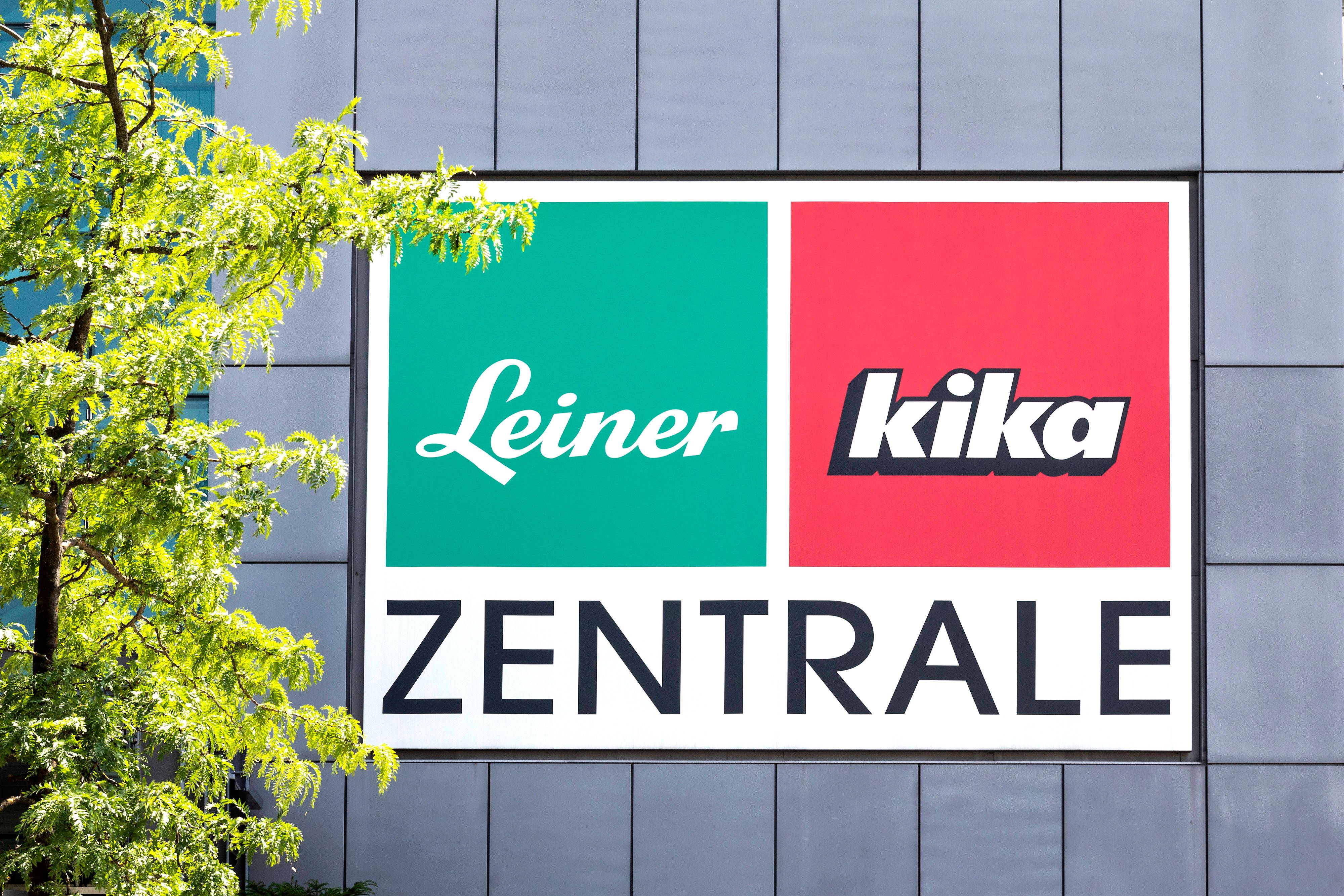 Blick auf das Unternehmenslogo an der kikaLeiner-Zentrale in St. Pölten.