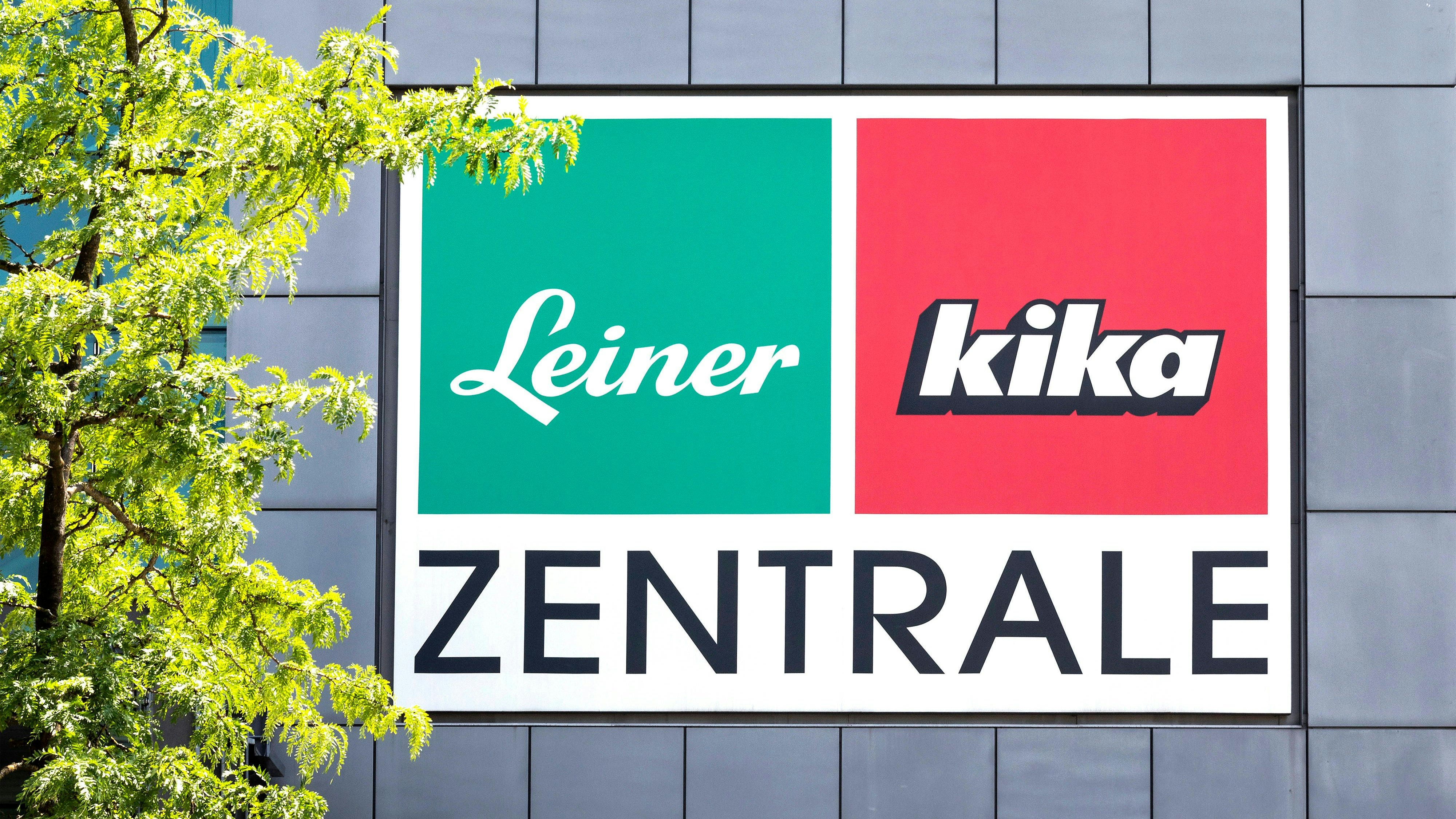 Blick auf das Unternehmenslogo an der kikaLeiner-Zentrale in St. Pölten.