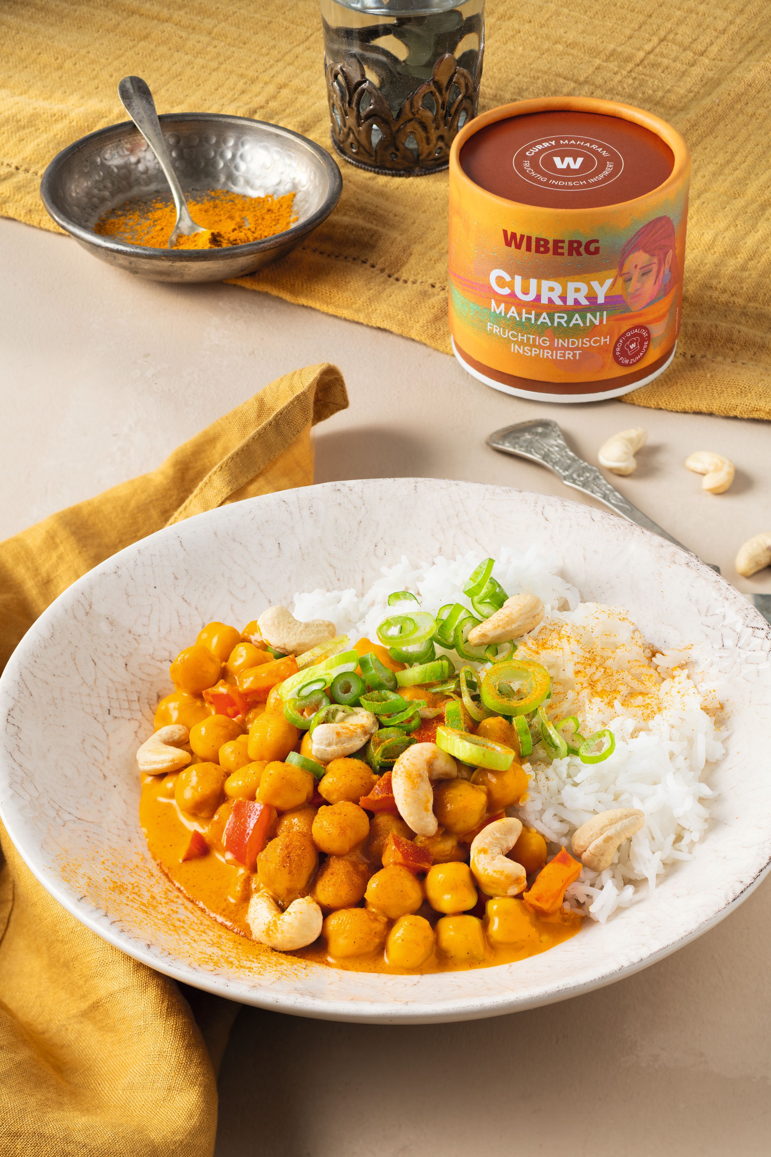 Rezepttipp für einen gesunden und geschmackvollen Herbst: Kichererbsencurry mit Reis und Cashews.