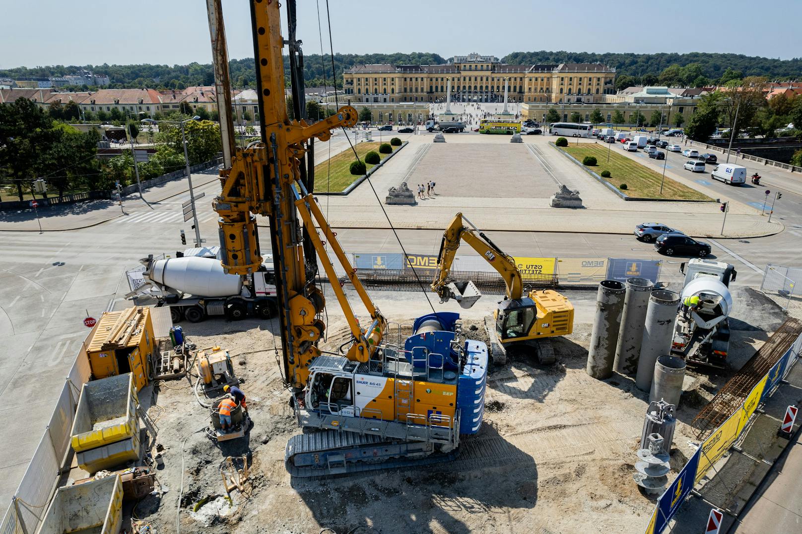 Beim Schloss Schönbrunn wird ein Revisionsschacht für den neuen Wiental-Kanal gebohrt.