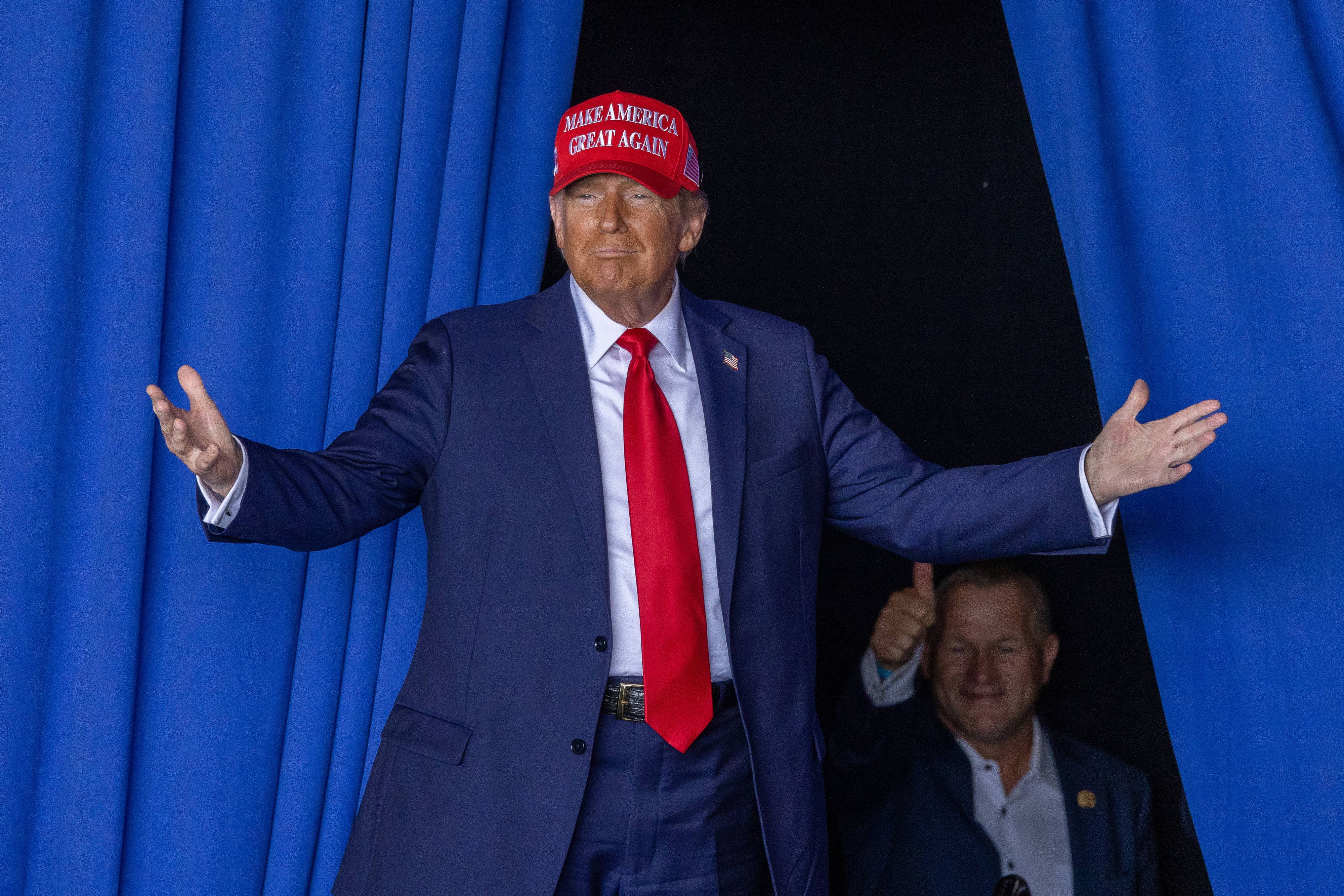 Donald Trump verkauft Bibeln.