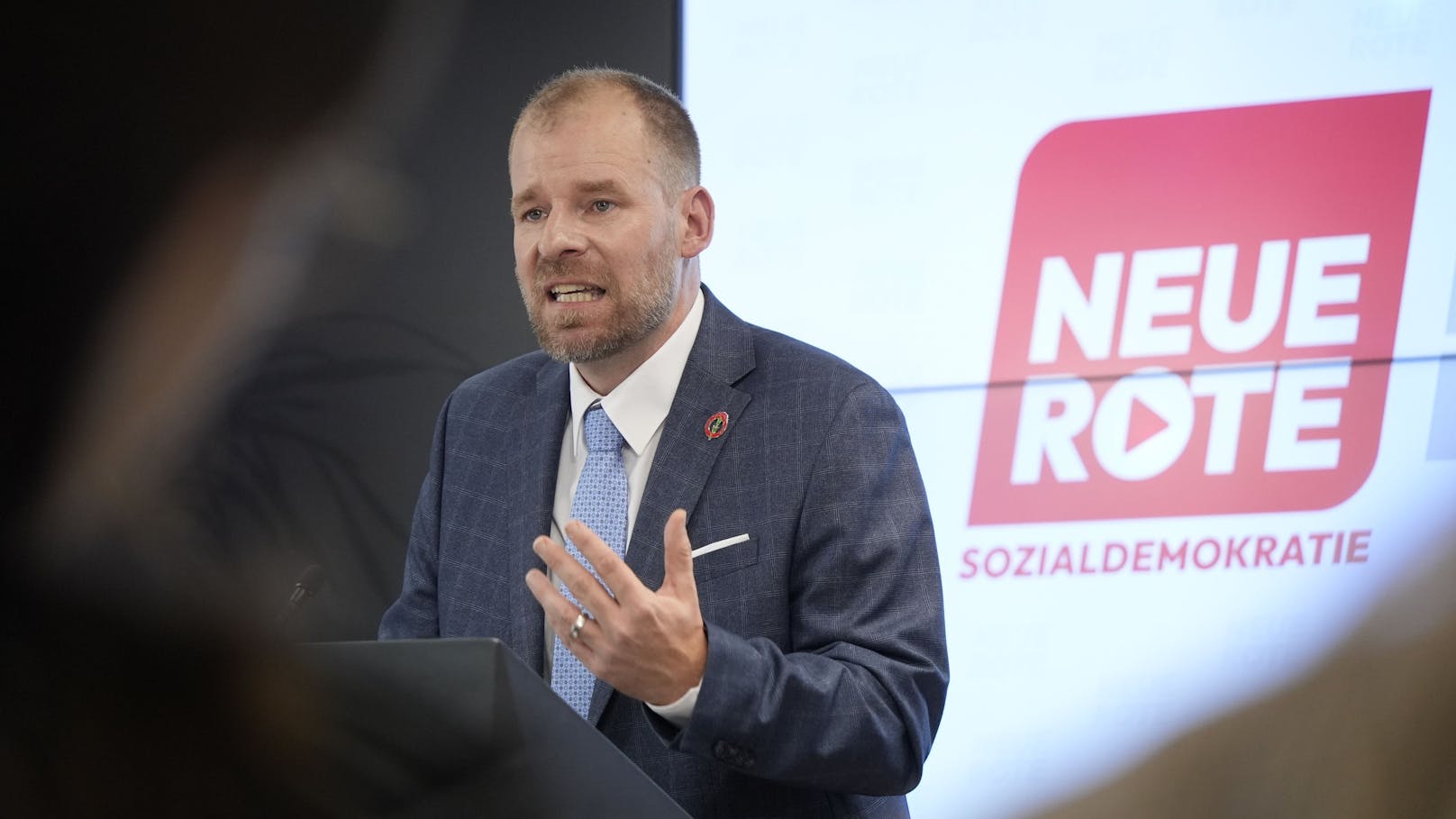 Rudi Fußi erklärte in einer Pressekonferenz was er jetzt vor hat.