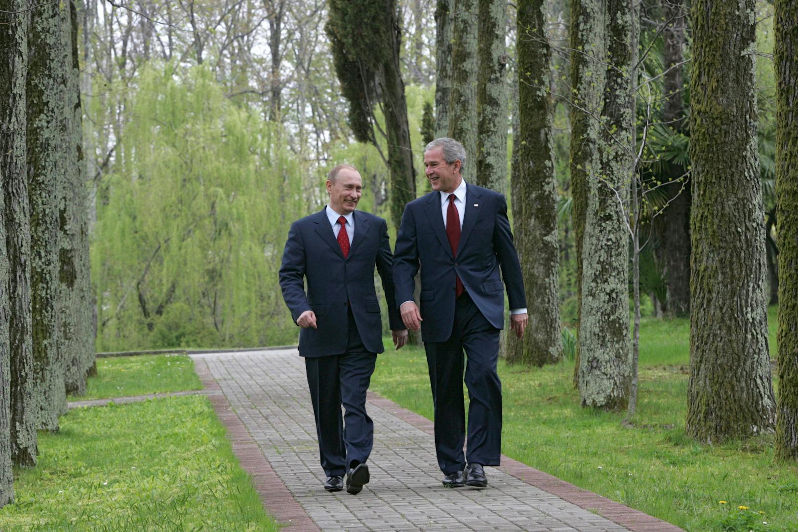 April 2008: Der scheidende US-Präsident <strong>George W. Bush</strong> genoss den Besuch in der Putin-Residenz trotz politischer Differenzen sichtlich.