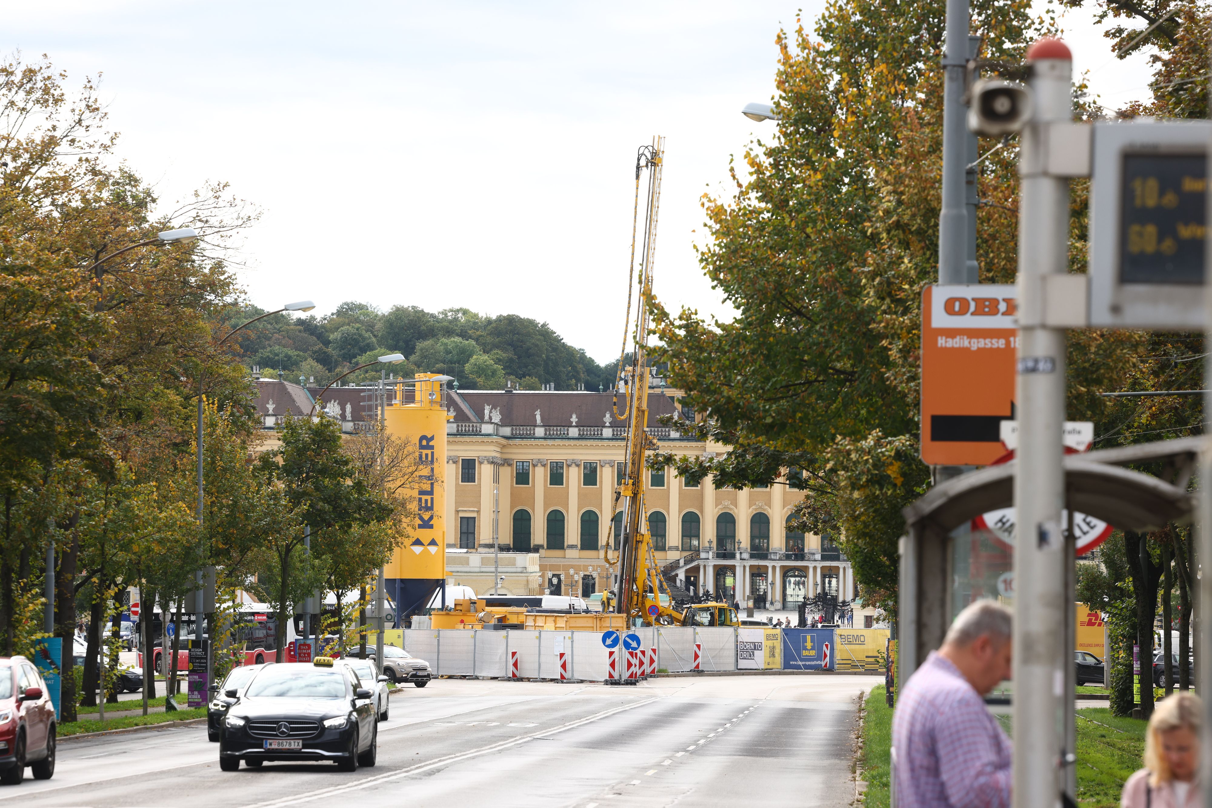 Beim Schloss Schönbrunn wird ein Revisionsschacht für den neuen Wiental-Kanal gebohrt.