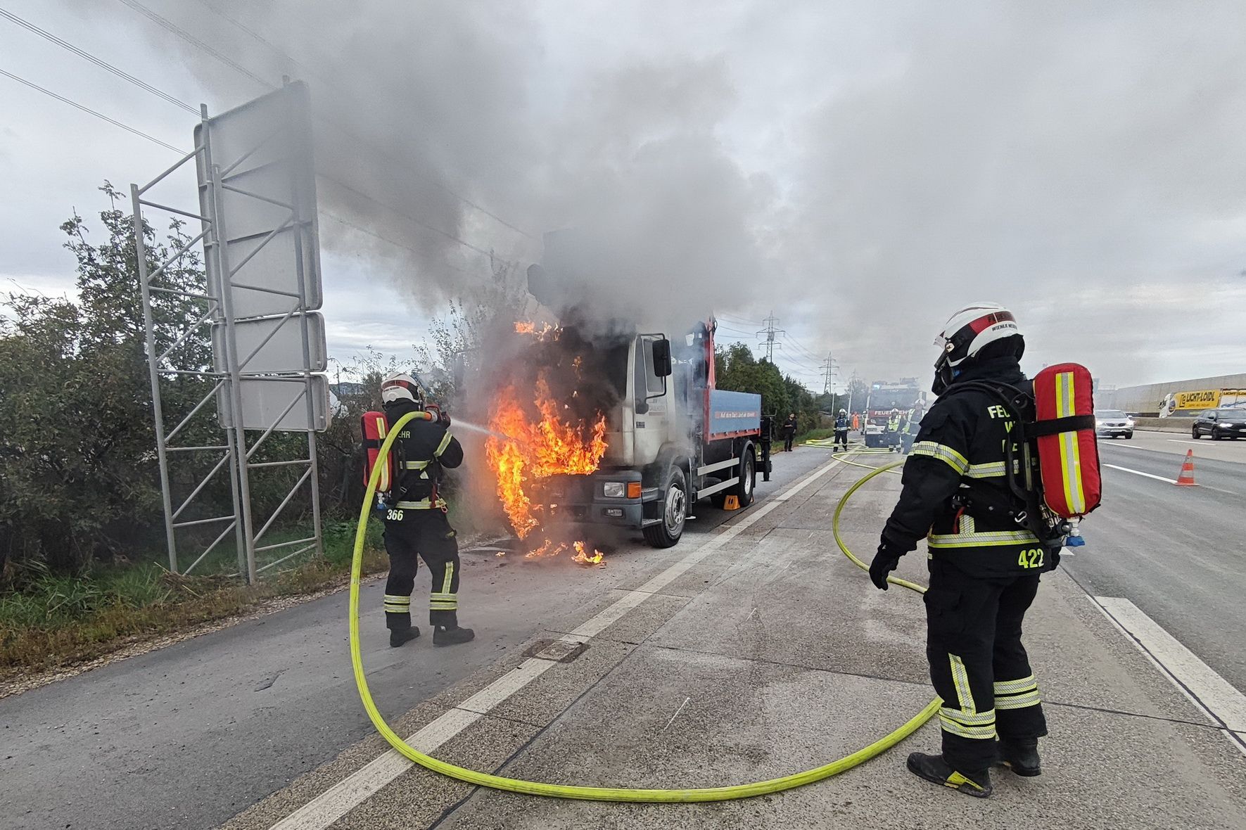 Die Fahrerkabine stand bei Eintreffen der Feuerwehr bereits in Vollbrand