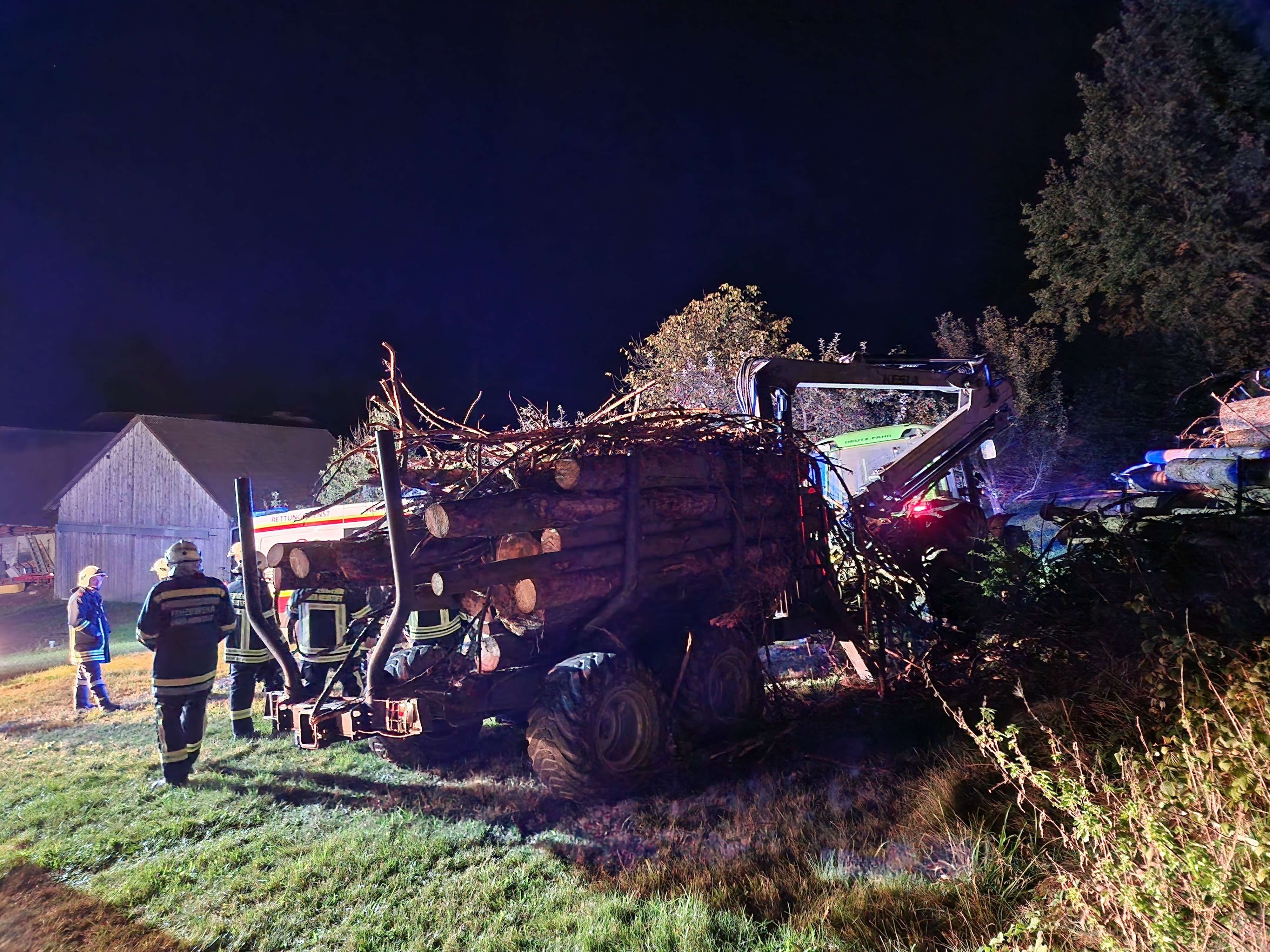 Forstunfall in den Abendstunden. Feuerwehr und Rettung halfen dem Verletzten