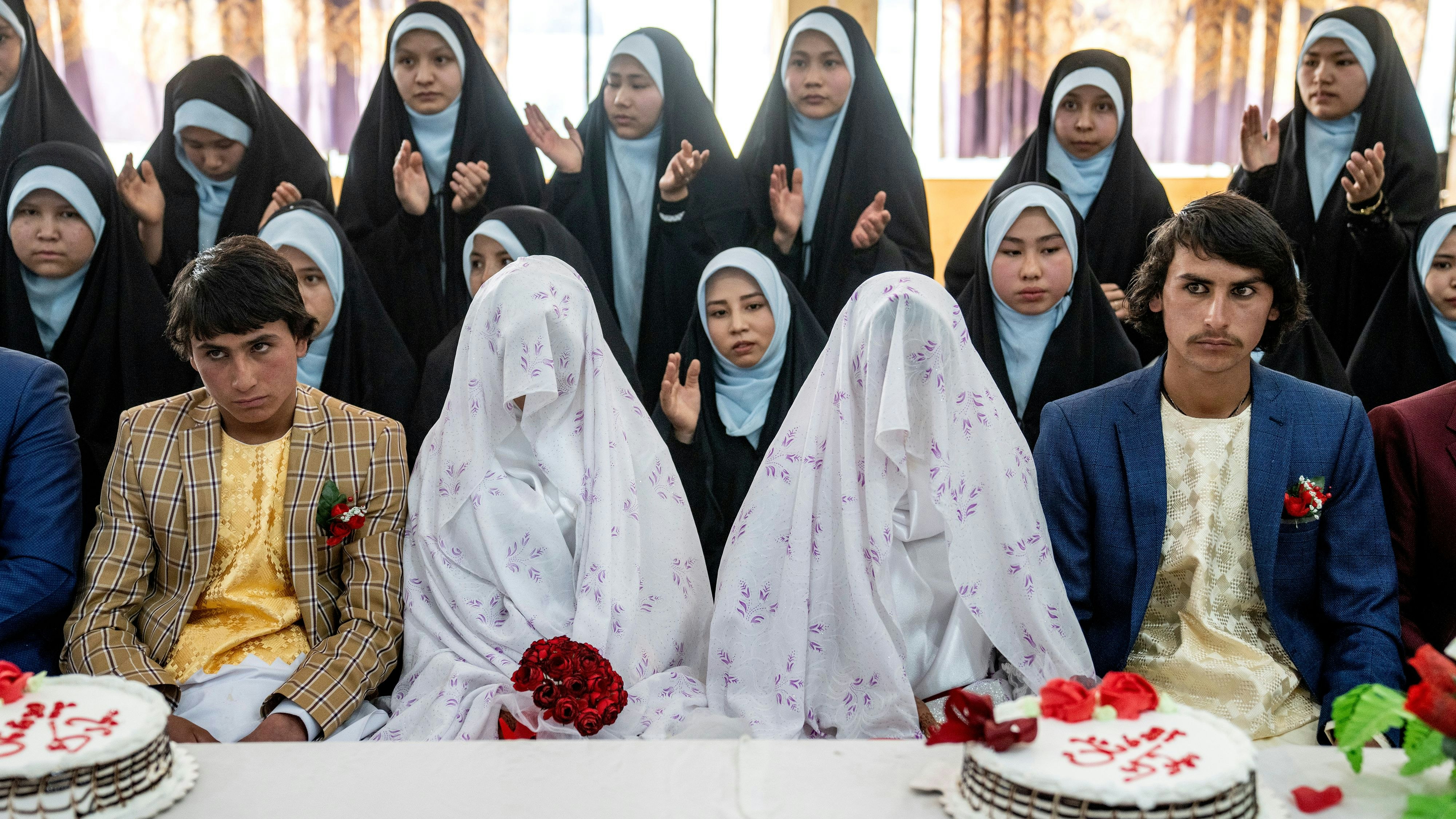 Zwei Paare bei einer Massenhochzeit im Jahr 2023 in Kabul