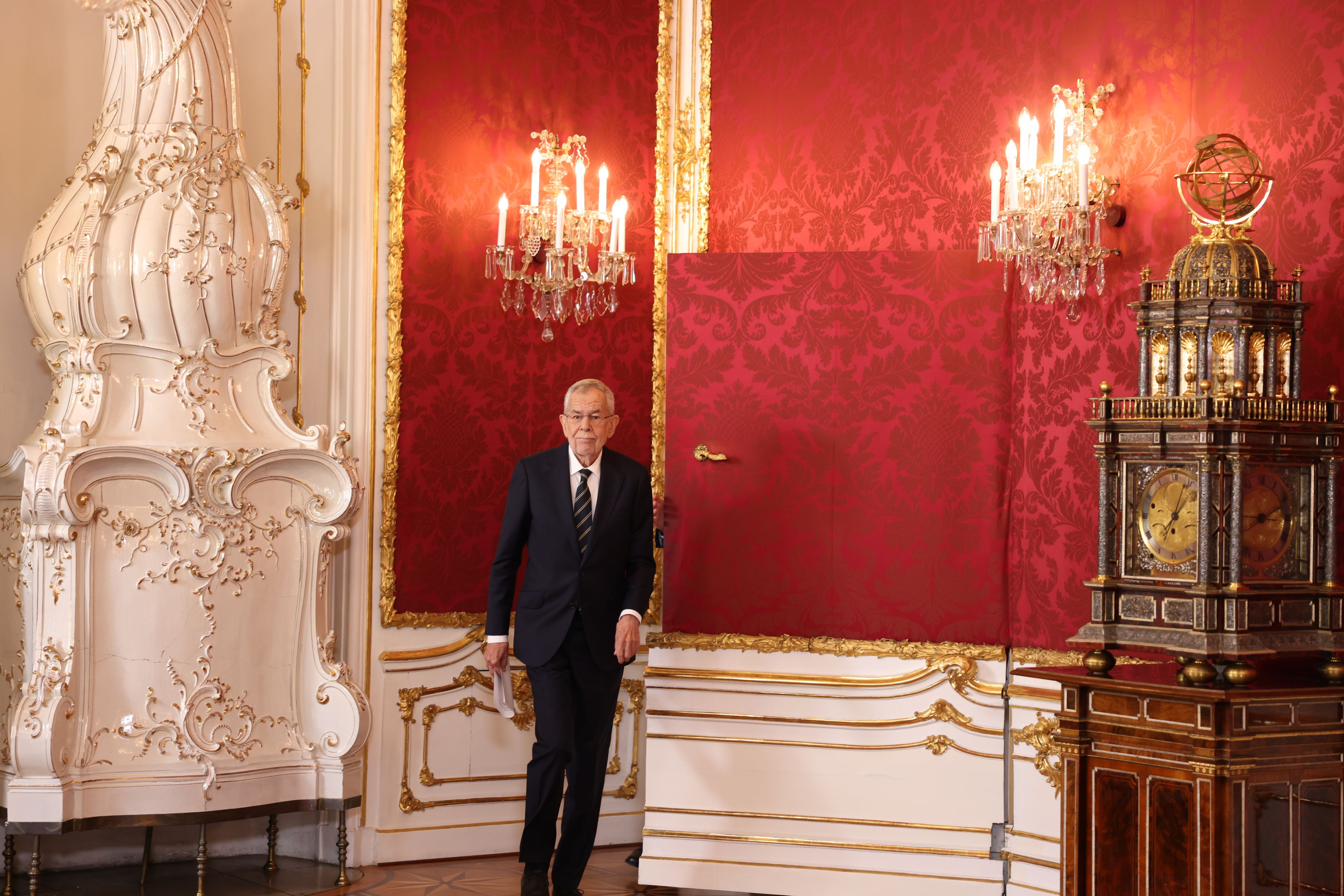 Bundespräsident Alexander Van der Bellen in der Hofburg vor der roten Tapetentür, hinter der die vertraulichen Gespräche mit seinen Gästen stattfinden.